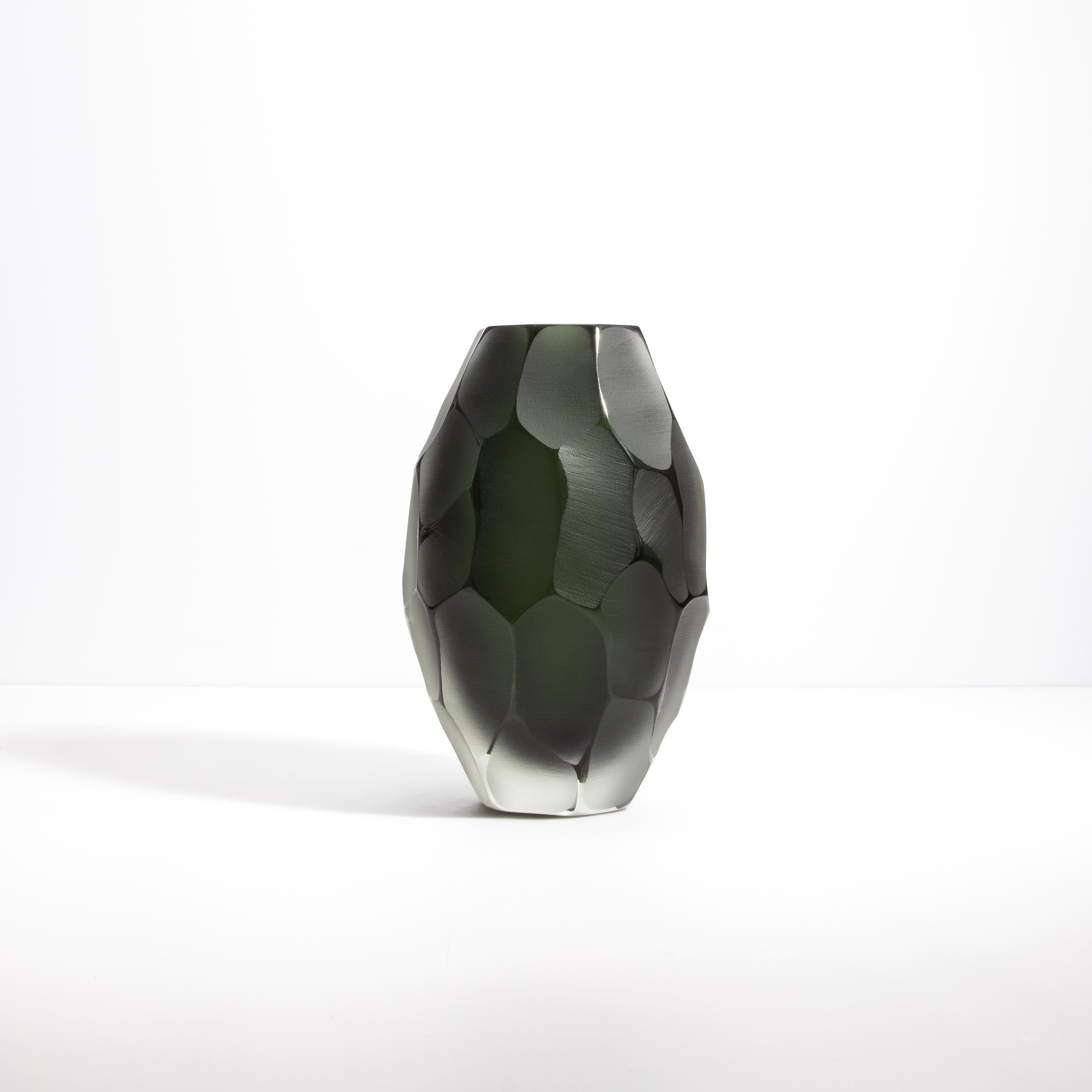Fatto a mano Vaso Battuto di Murano soffiato a mano, di colore nero e verde intenso, medio in vendita