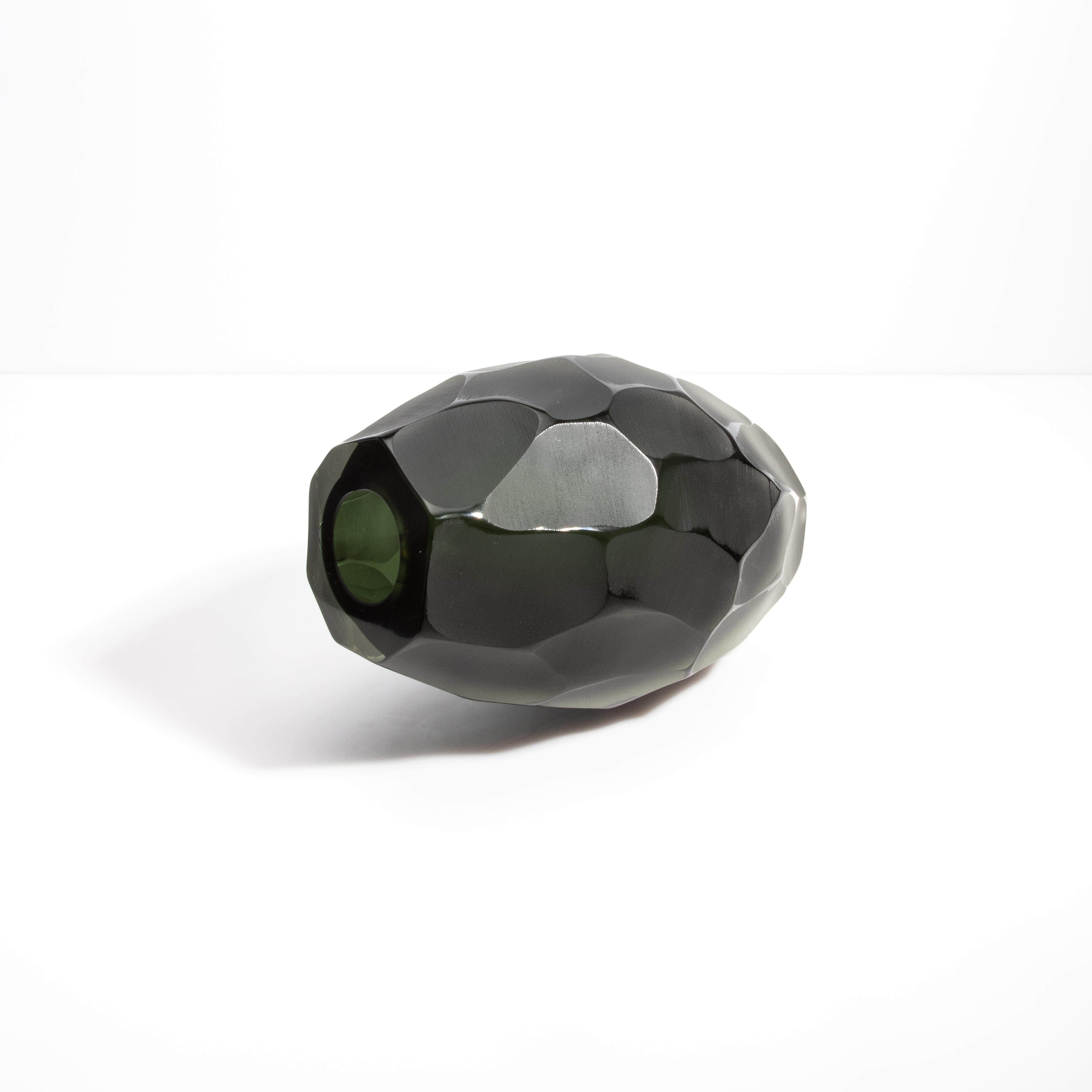Vetro di Murano Vaso Battuto di Murano soffiato a mano, di colore nero e verde intenso, medio in vendita