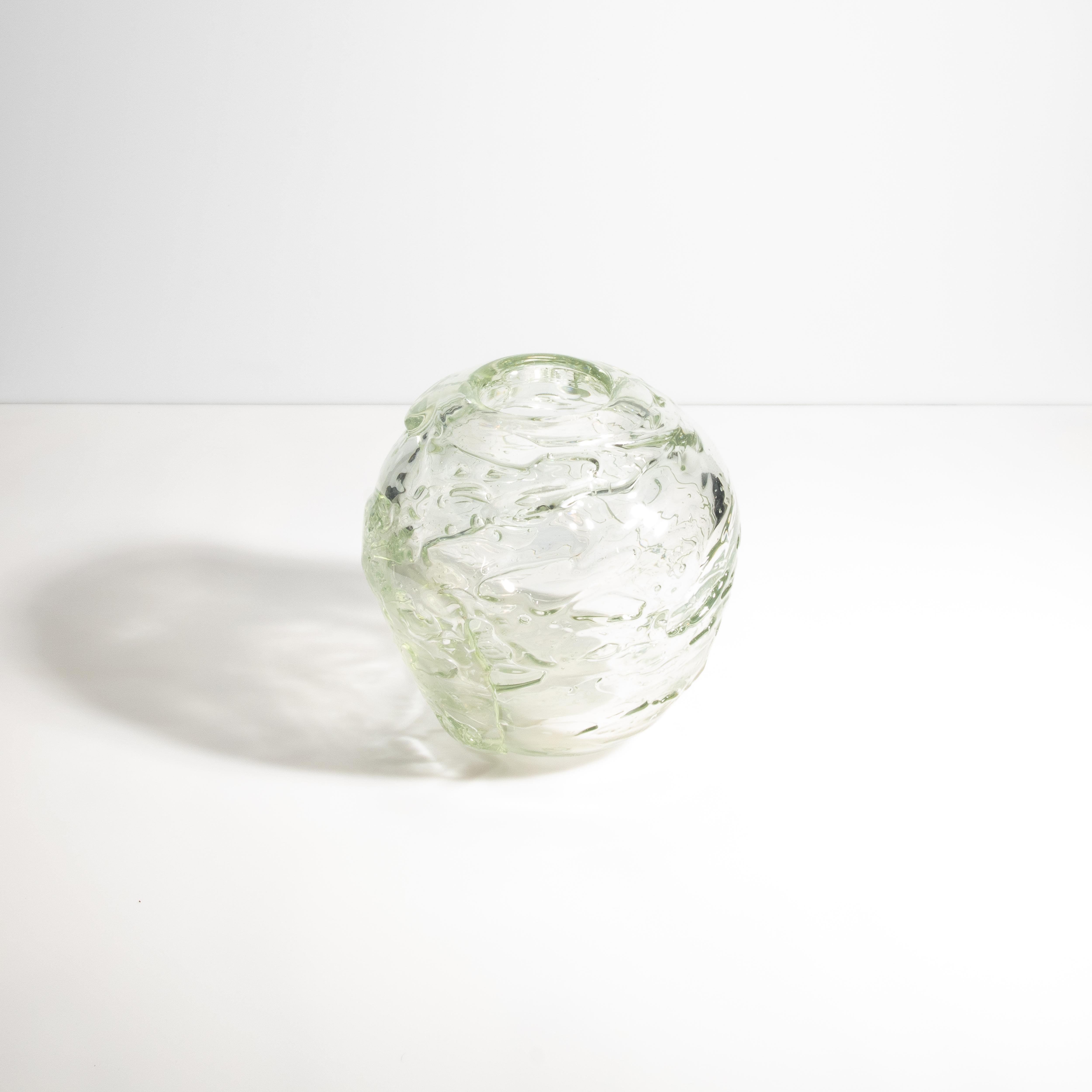 Ti presentiamo questo eccellente vaso Sbruffi, un capolavoro che rispecchia davvero lo splendore dell'arte del vetro di Murano. Questo pezzo, con le sue intricate volute e le delicate trasparenze, racchiude l'essenza della natura e dell'artigianato.