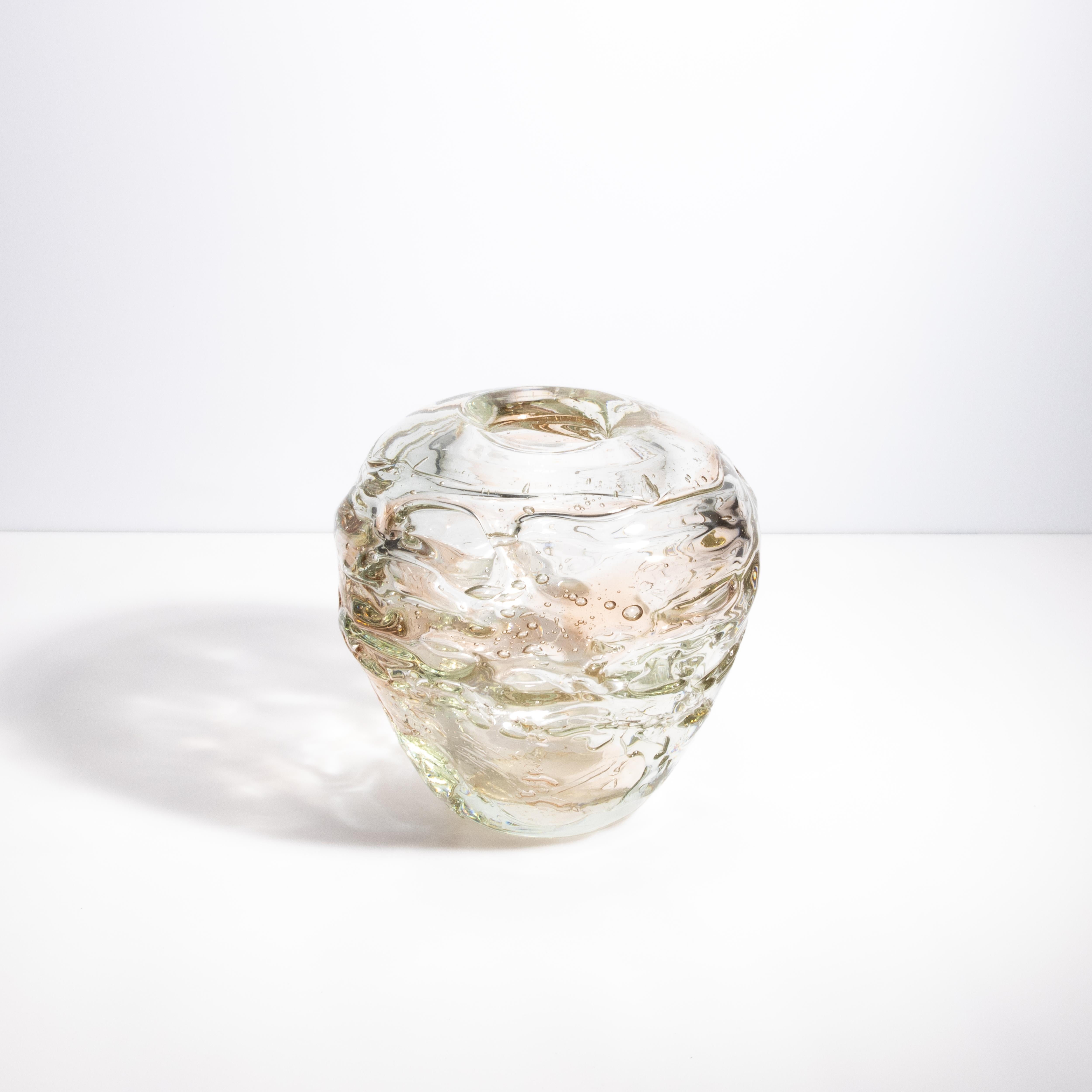 Questo squisito vaso di Murano mostra la tecnica degli Sbruffi esterni, una testimonianza dell'eccezionale abilità e creatività degli artigiani veneziani. Soffiato a mano con cura meticolosa, questo vaso presenta una superficie organica e