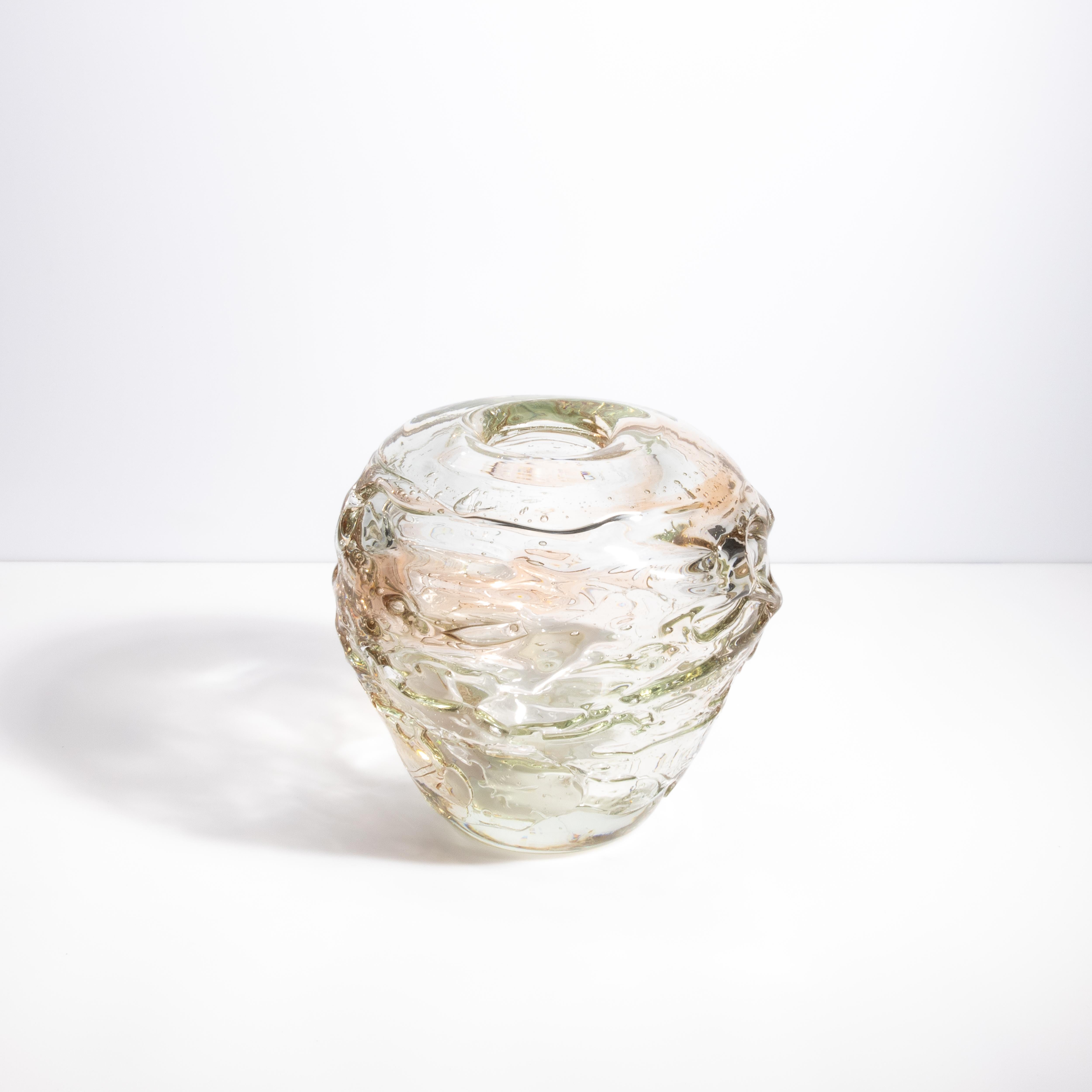 Moderno Vaso di Murano soffiato a mano Sbruffi esterni in colore chiaro con un tocco di rosa in vendita