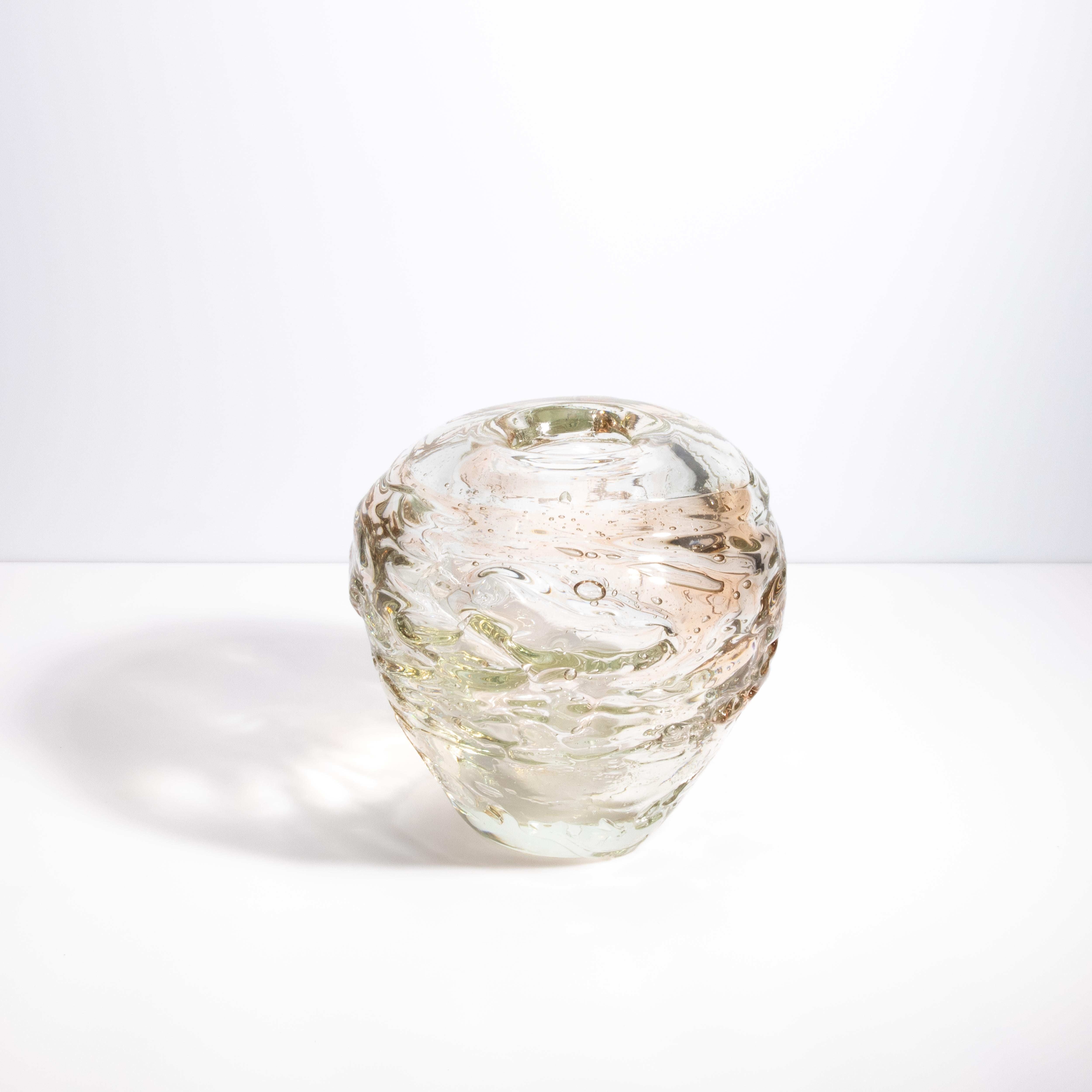 Italiano Vaso di Murano soffiato a mano Sbruffi esterni in colore chiaro con un tocco di rosa in vendita