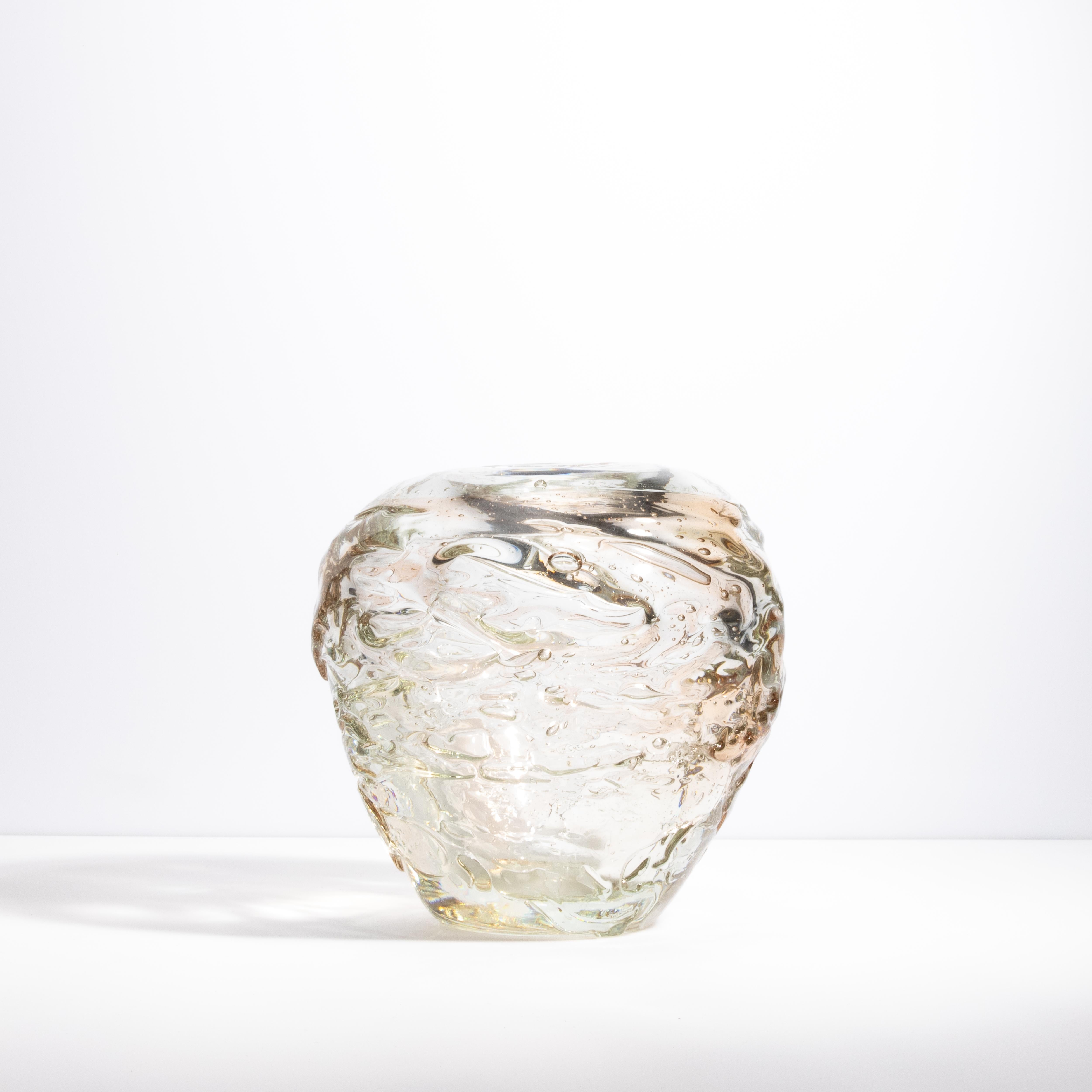 Fatto a mano Vaso di Murano soffiato a mano Sbruffi esterni in colore chiaro con un tocco di rosa in vendita