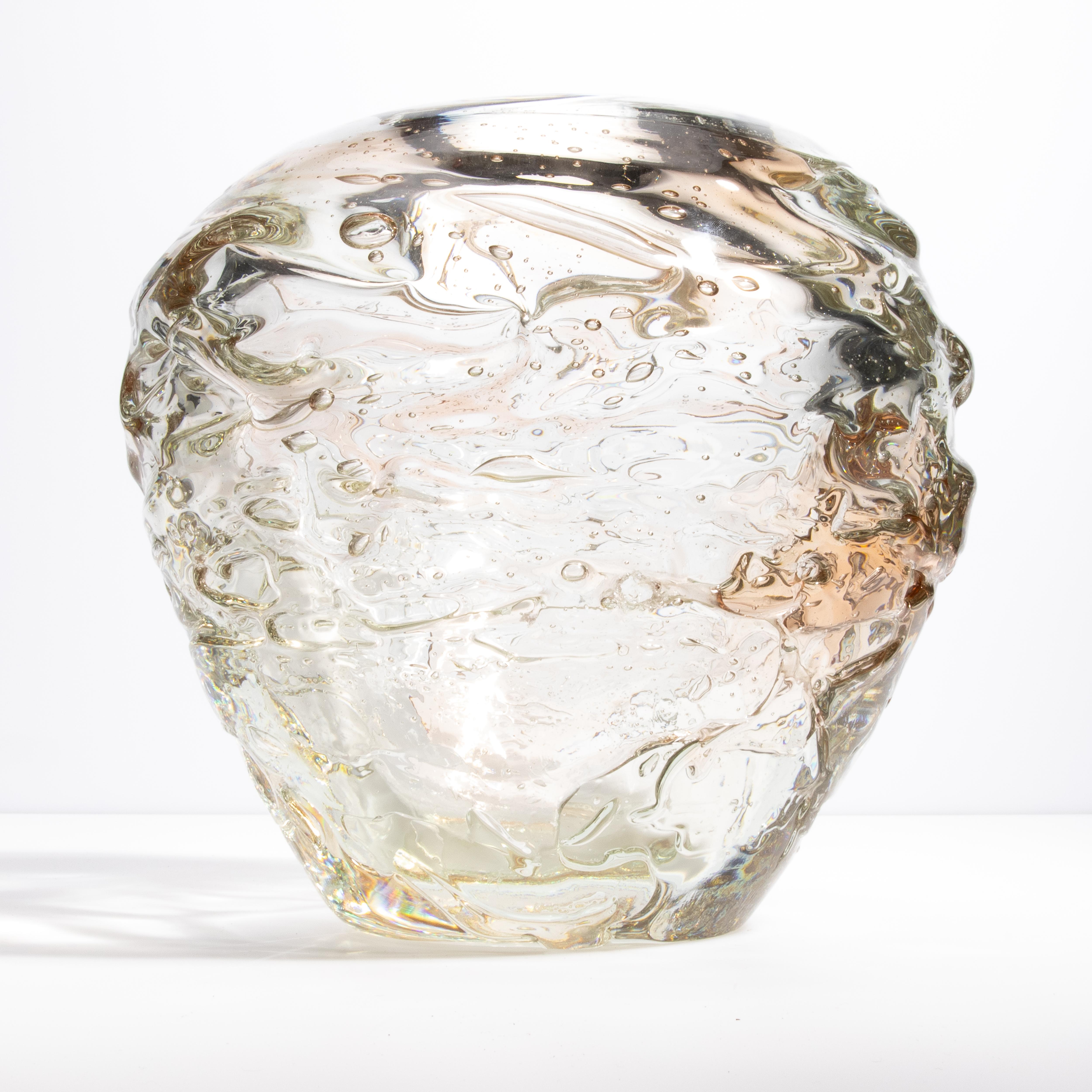 XXI secolo e contemporaneo Vaso di Murano soffiato a mano Sbruffi esterni in colore chiaro con un tocco di rosa in vendita