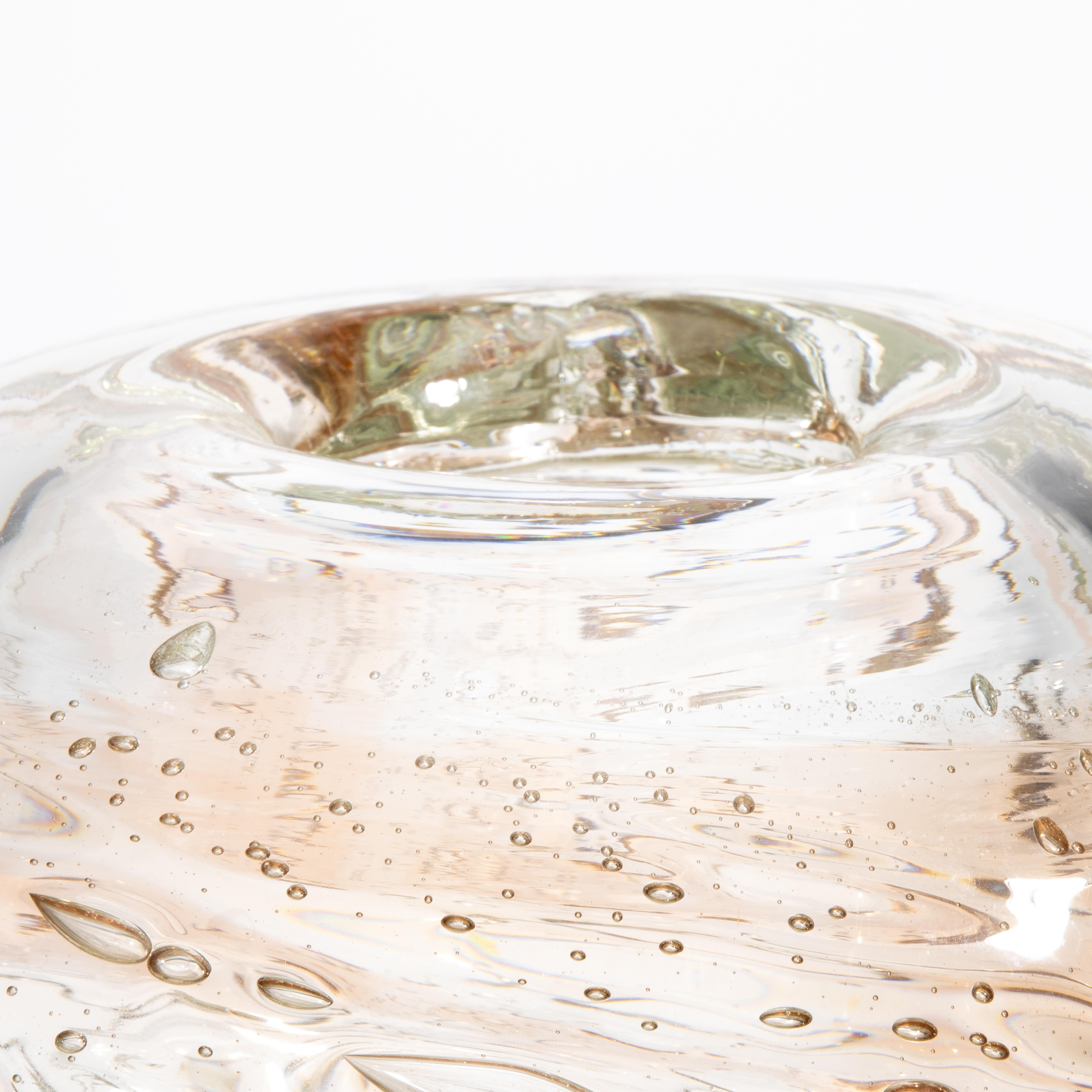 Vaso di Murano soffiato a mano Sbruffi esterni in colore chiaro con un tocco di rosa in vendita 1