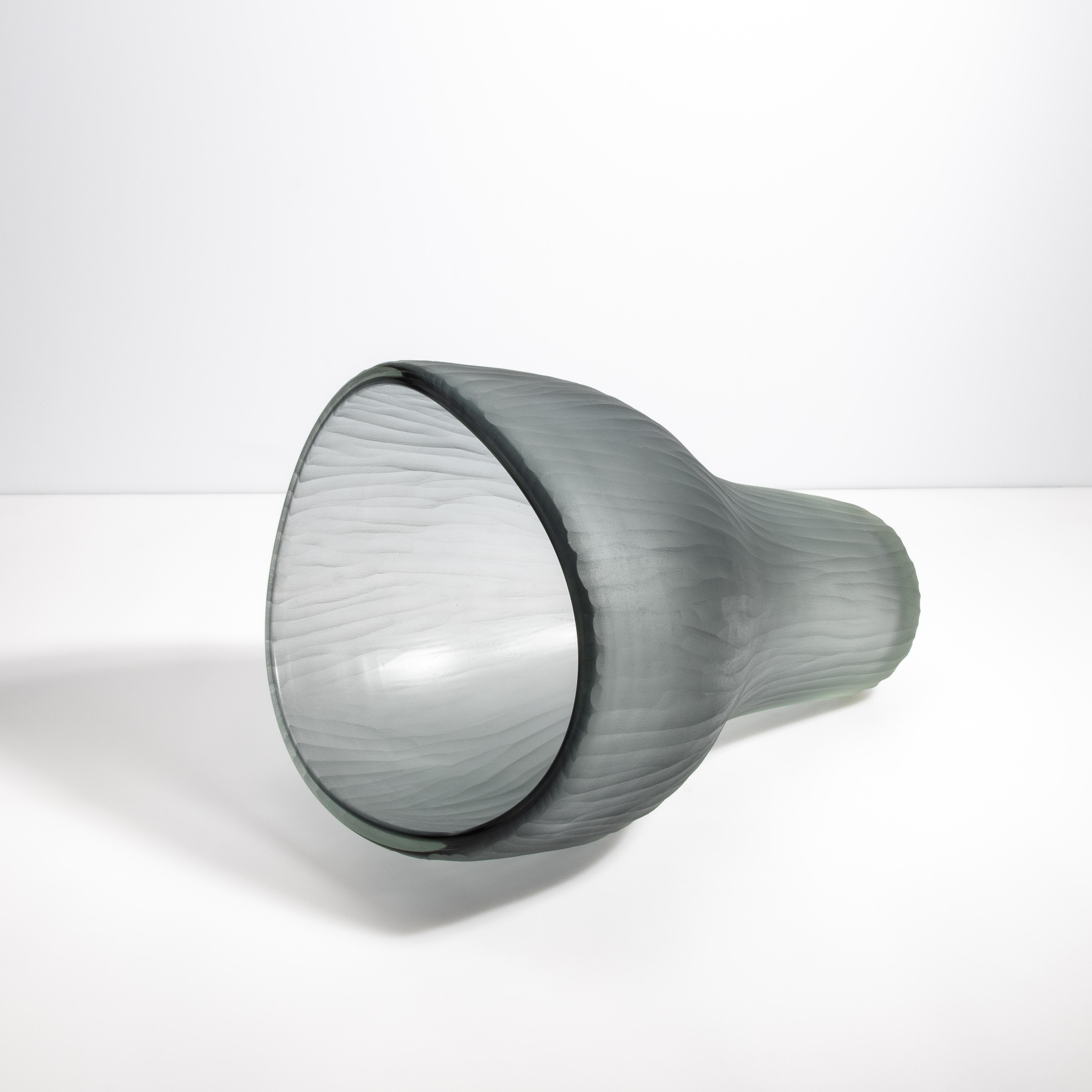 Vaso di Murano soffiato a mano Ghost in Grigio Medio in vendita 2