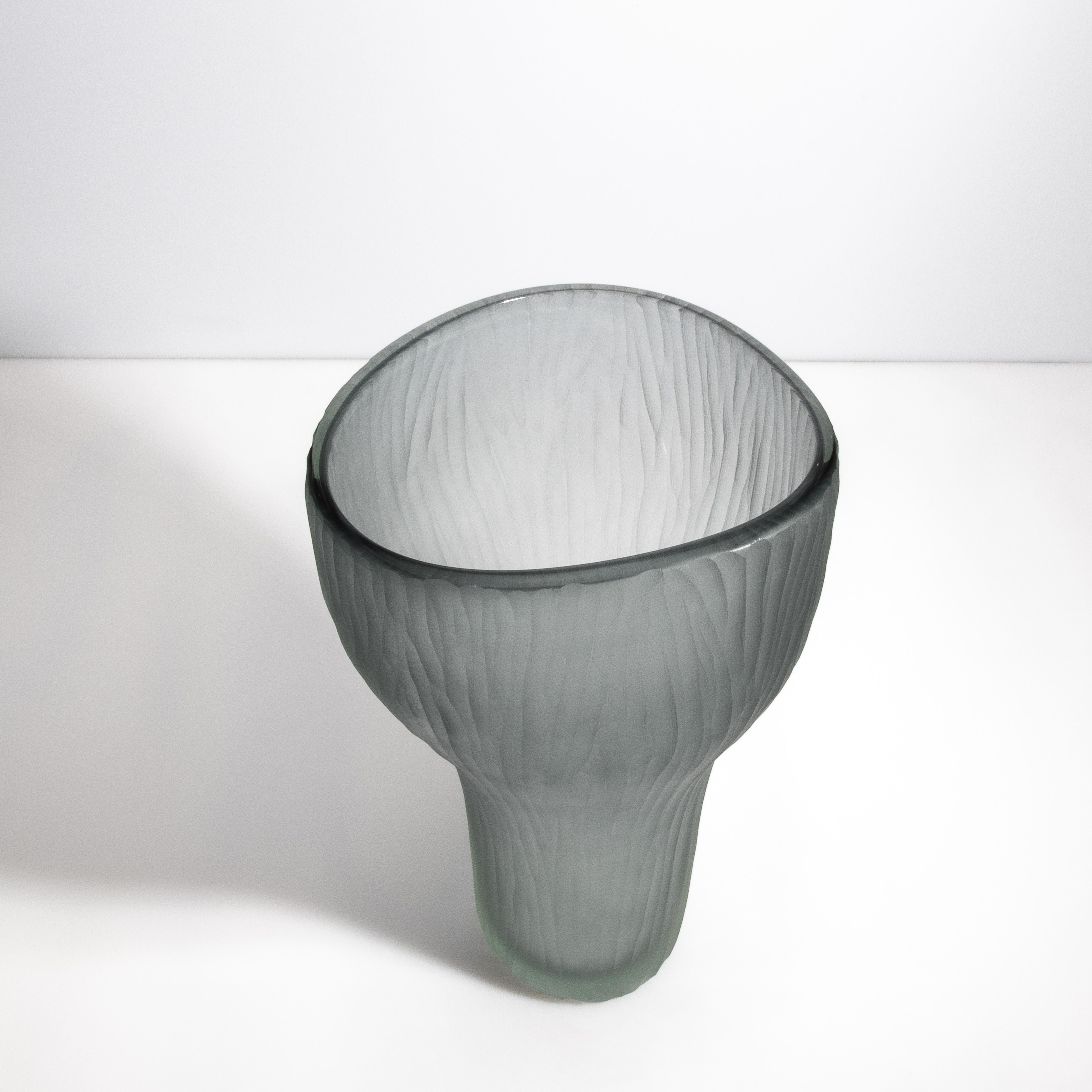 Italiano Vaso di Murano soffiato a mano Ghost in Grigio Medio in vendita