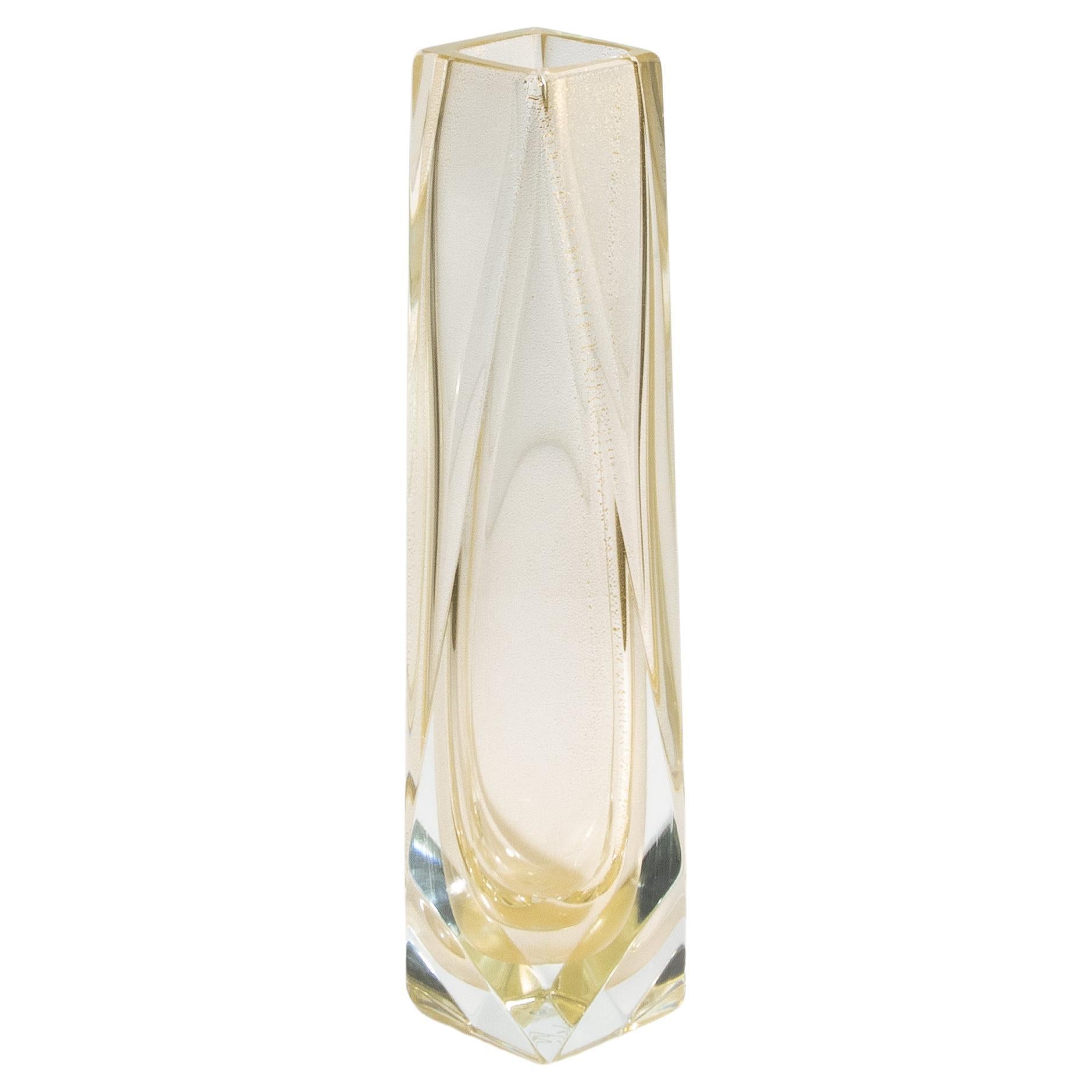 Questo vaso Goccia soffiato a mano, realizzato a Murano, una piccola isola di Venezia, emana un'eleganza senza tempo e un design sofisticato. La base in vetro trasparente passa senza soluzione di continuità alle macchie d'oro a 24 carati, creando