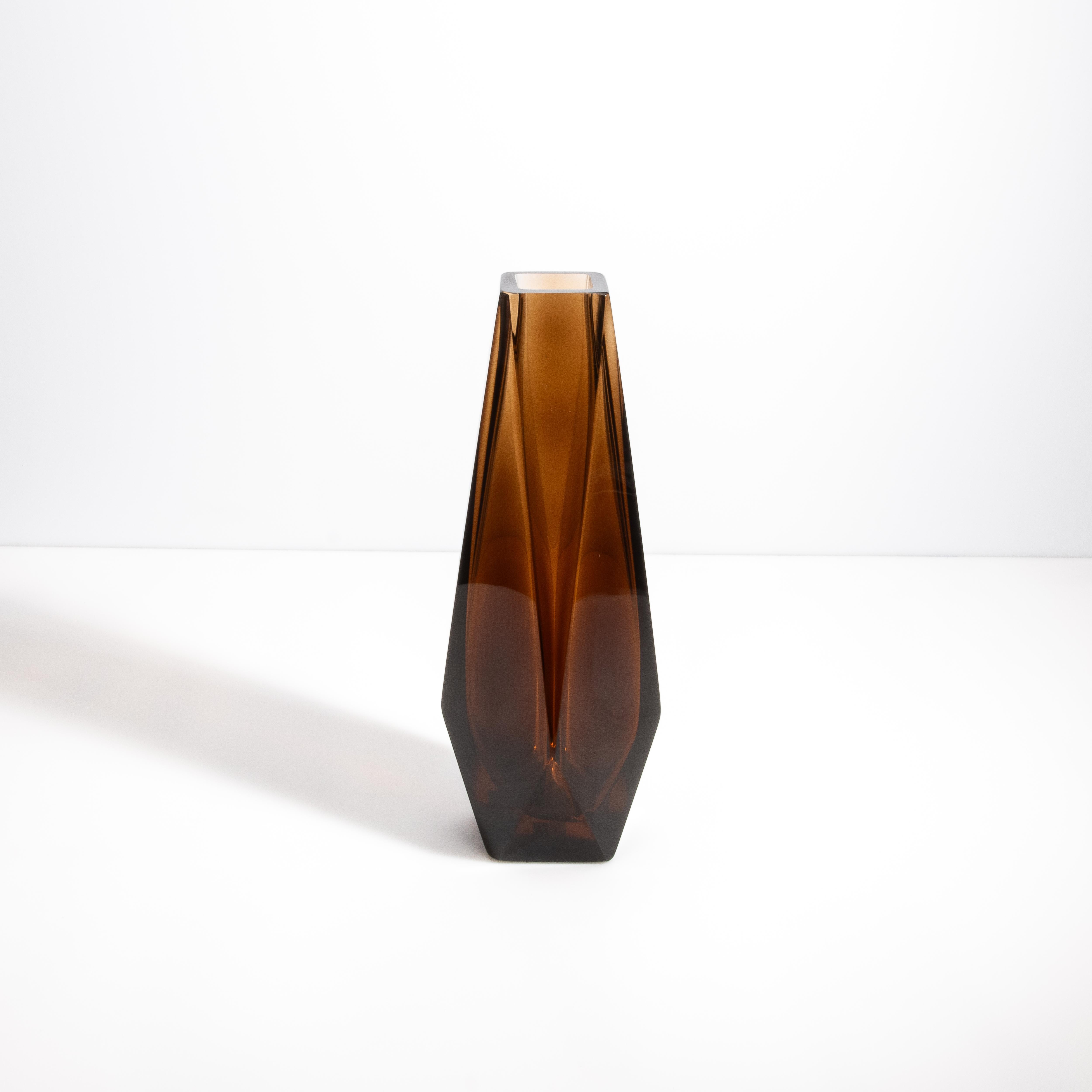 Ce vase Goccia est un exemple stupéfiant de l'art du verre moderne, caractérisé par son design épuré et géométrique et par le jeu complexe de la lumière et des couleurs dans sa structure. Chaque vase de la collection Goccia est méticuleusement