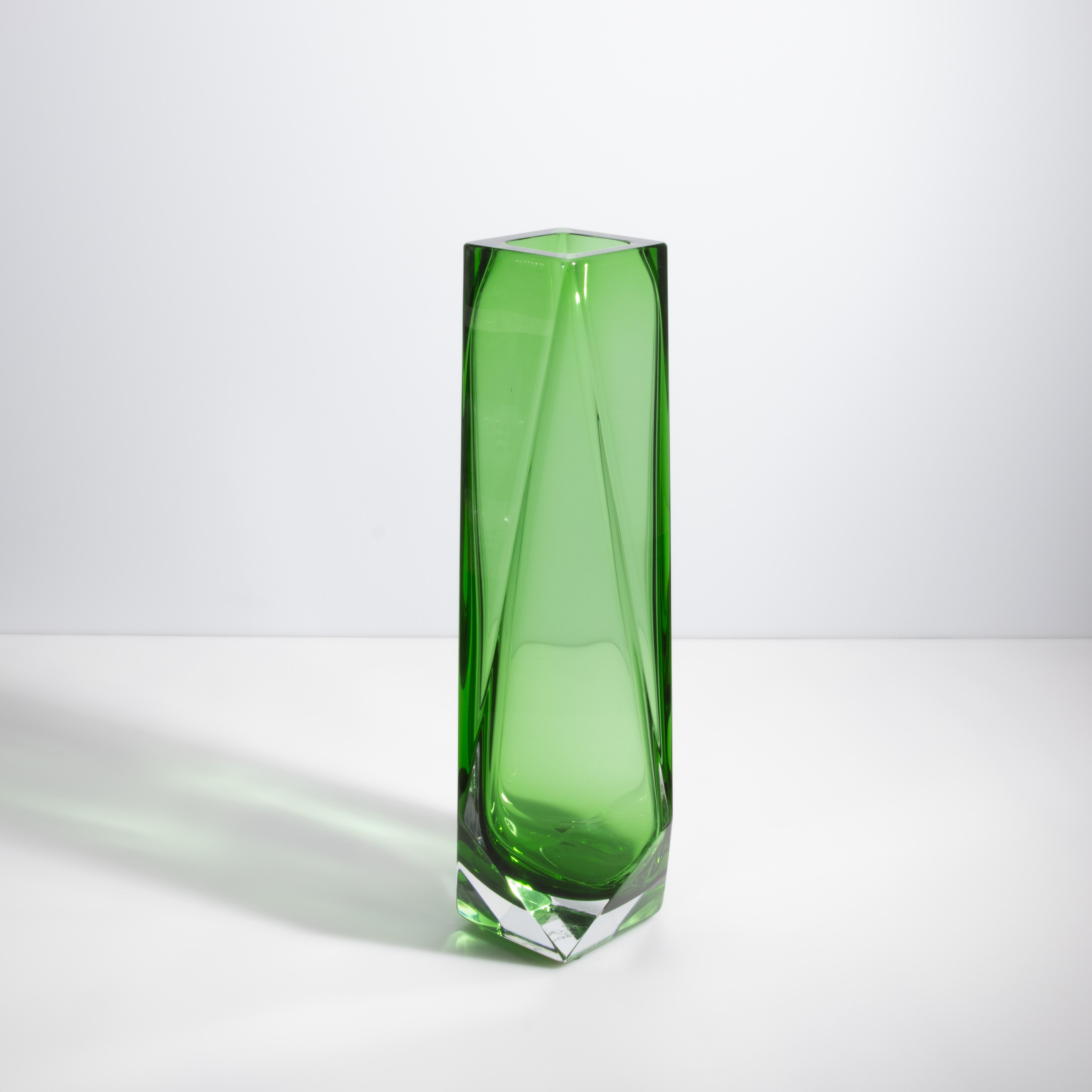 Moderno Vaso di Murano soffiato a mano Goccia in verde alto in vendita