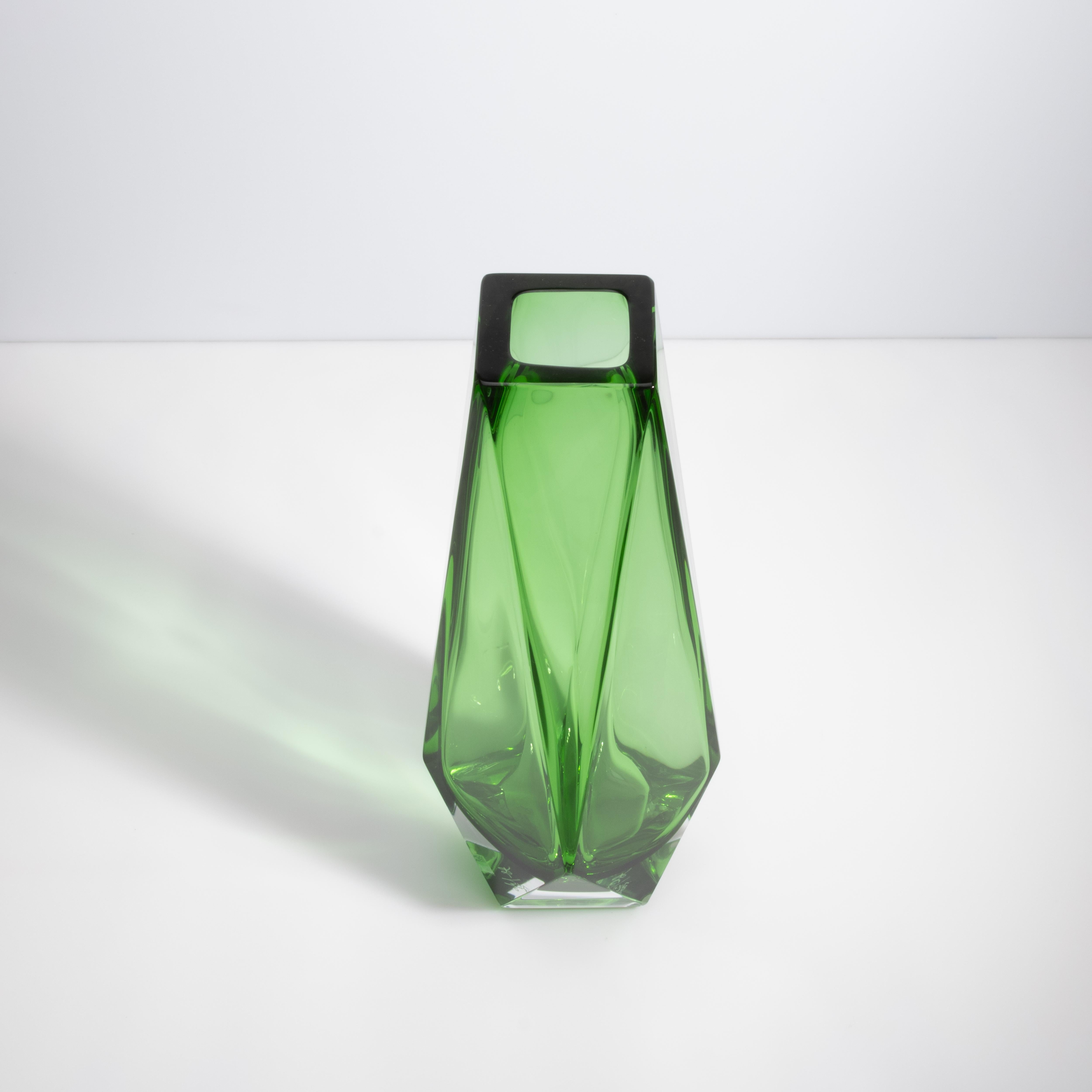 Italiano Vaso di Murano soffiato a mano Goccia in verde alto in vendita