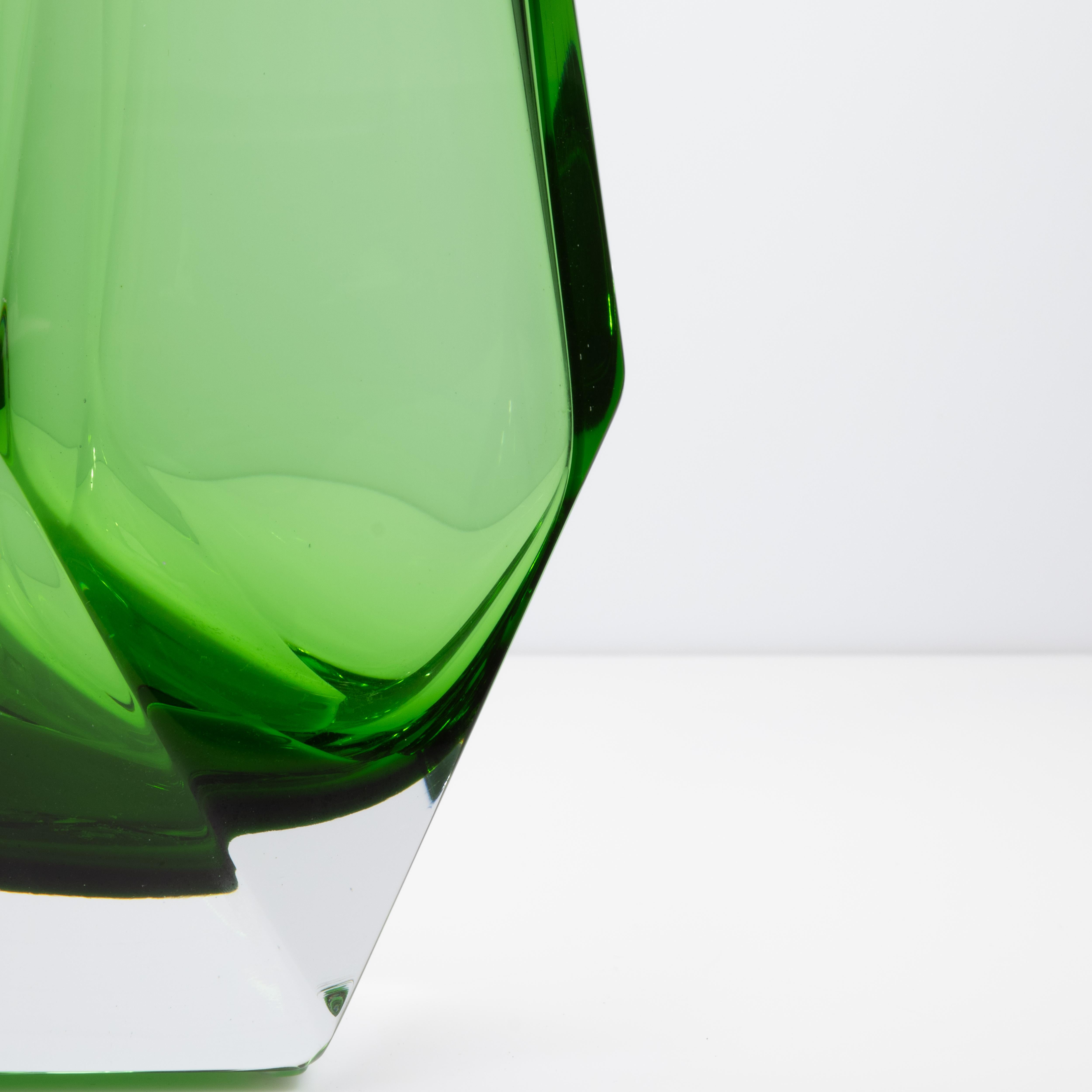 Vetro di Murano Vaso di Murano soffiato a mano Goccia in verde alto in vendita