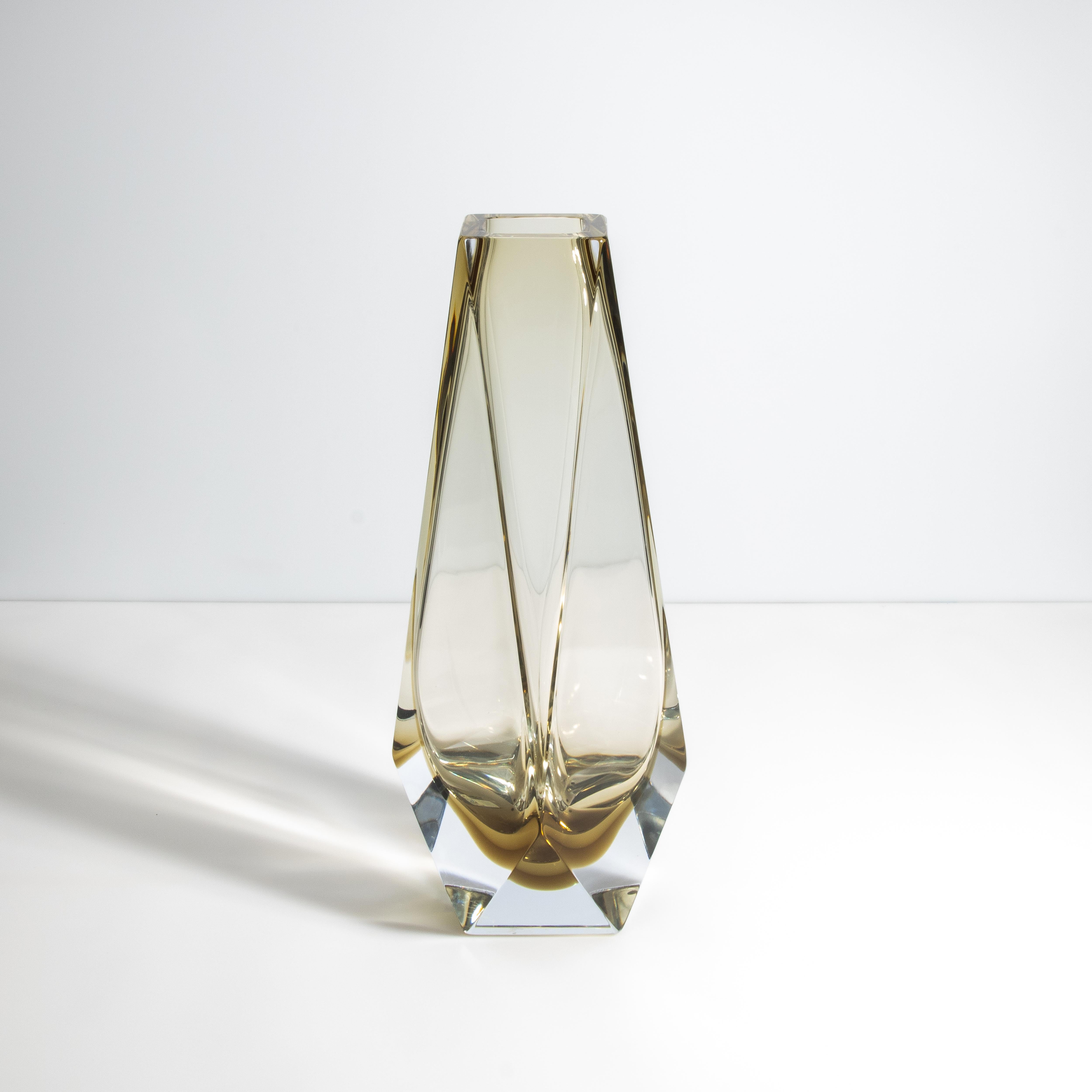 Il vaso incarna l'equilibrio tra lusso e maestria, una creazione che trae ispirazione dall'eleganza senza tempo della tradizione vetraria veneziana. Ogni pezzo è realizzato meticolosamente da maestri artigiani, la cui esperienza trasforma il vetro