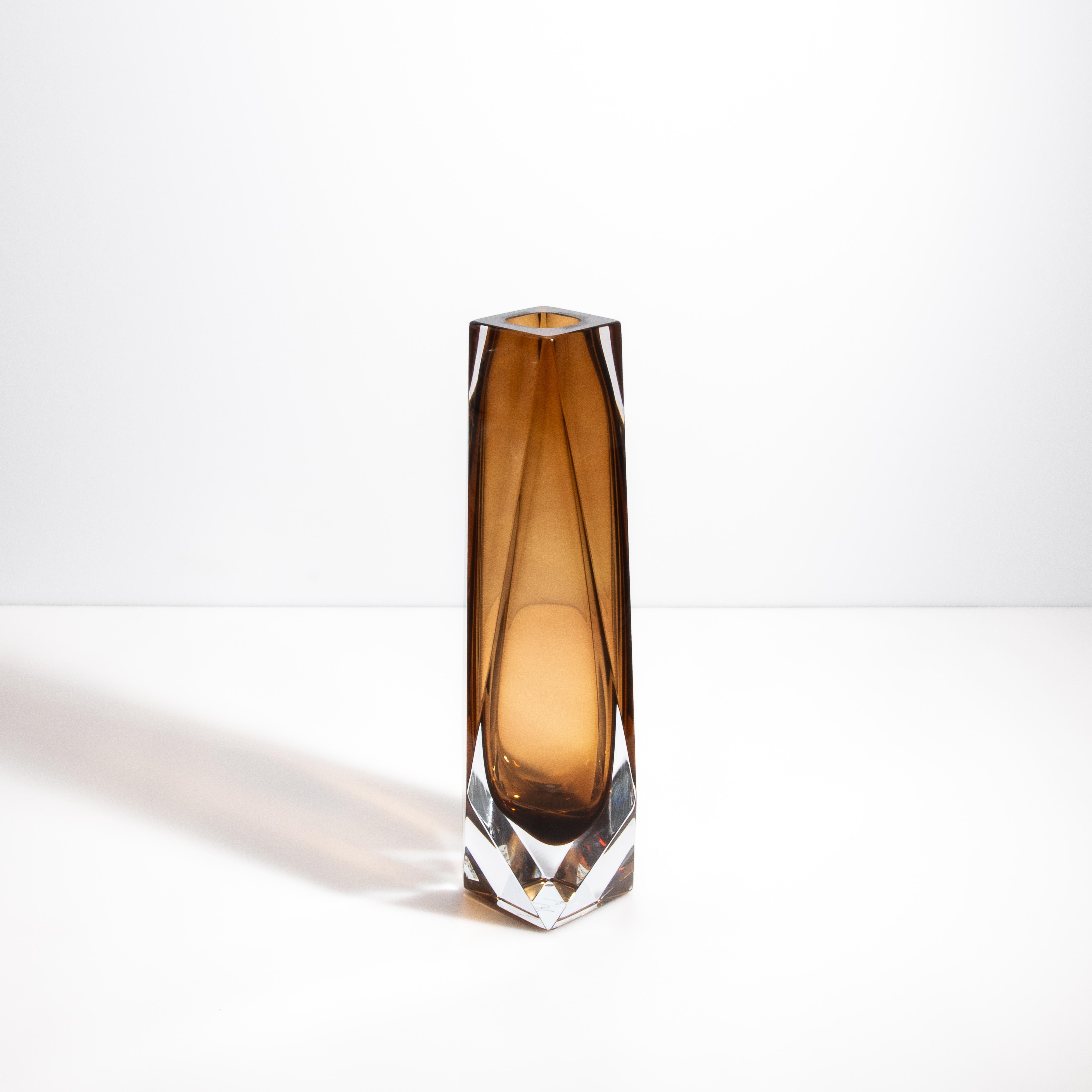 Il vaso Goccia è uno straordinario esempio di arte vetraria moderna, caratterizzato da un design elegante e geometrico e da un intricato gioco di luci e colori all'interno della sua struttura. Ogni vaso della collezione Goccia è meticolosamente