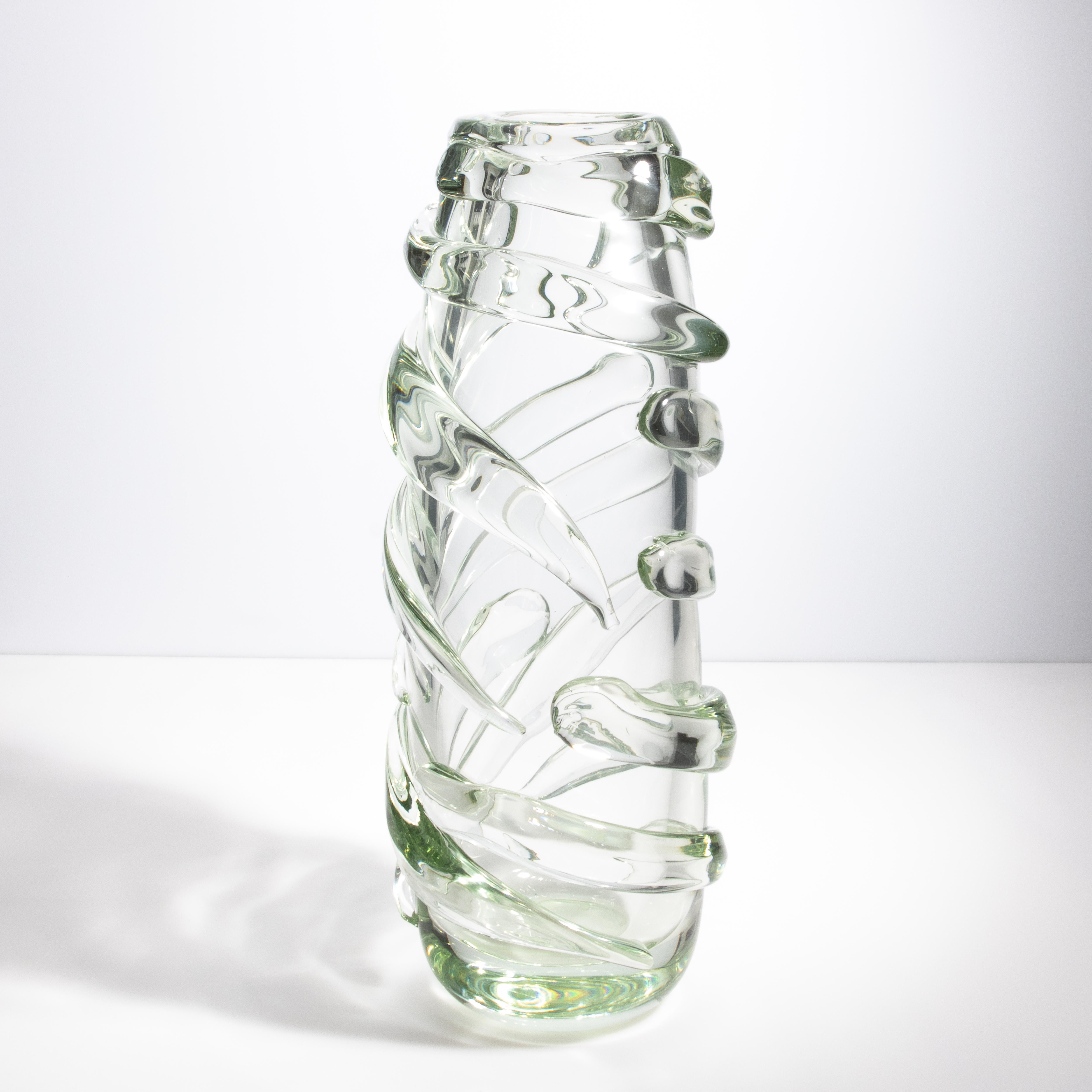 Questo altissimo ed elegante vaso in vetro di Murano incarna la raffinatezza moderna e allo stesso tempo celebra la ricca eredità delle tecniche tradizionali di soffiatura del vetro. Testimonianza dei maestri artigiani di Murano, il suo design unico