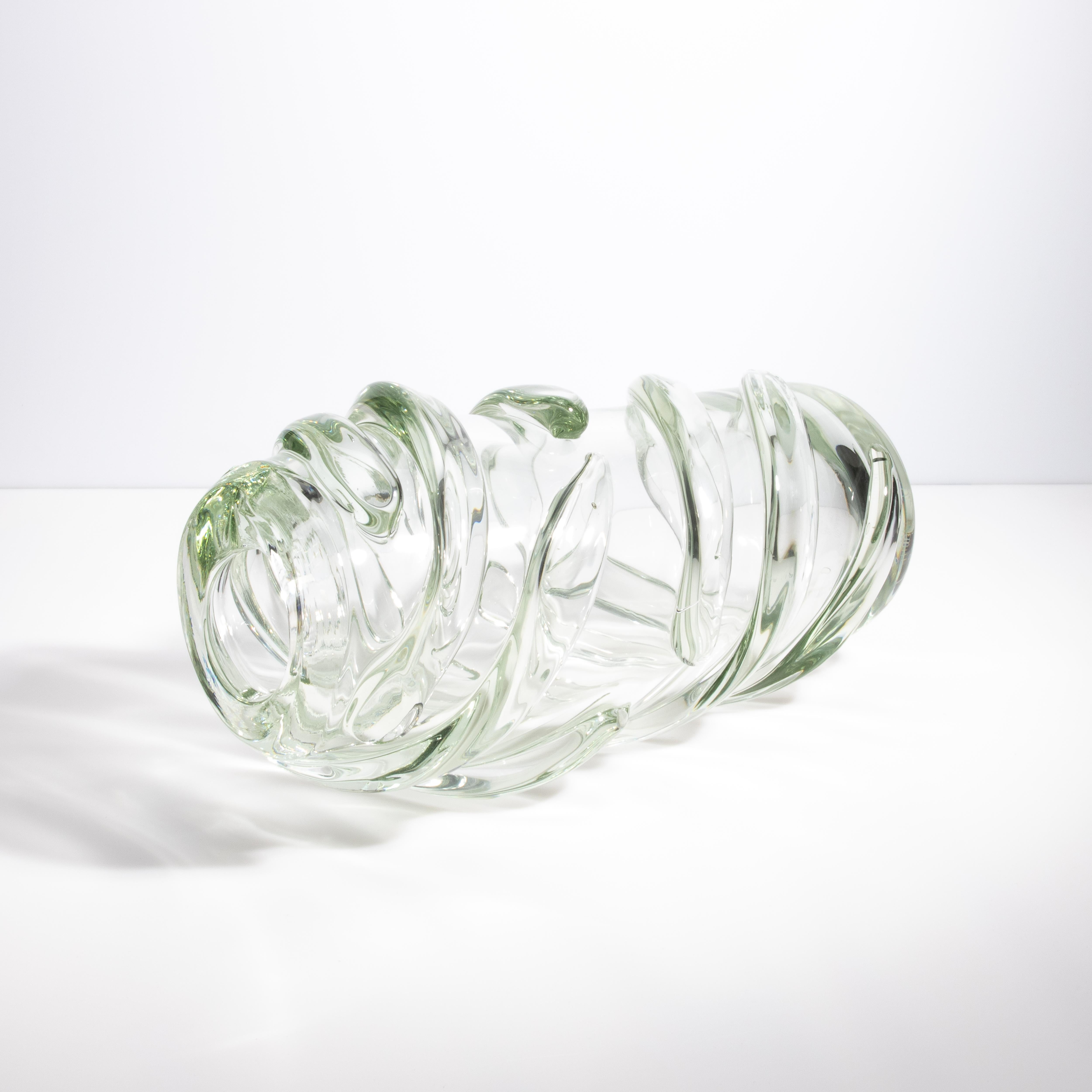 Questo alto ed elegante vaso in vetro di Murano incarna la moderna raffinatezza e allo stesso tempo celebra la ricca eredità delle tecniche tradizionali di soffiatura del vetro. Testimonianza dei maestri artigiani di Murano, il suo design unico e