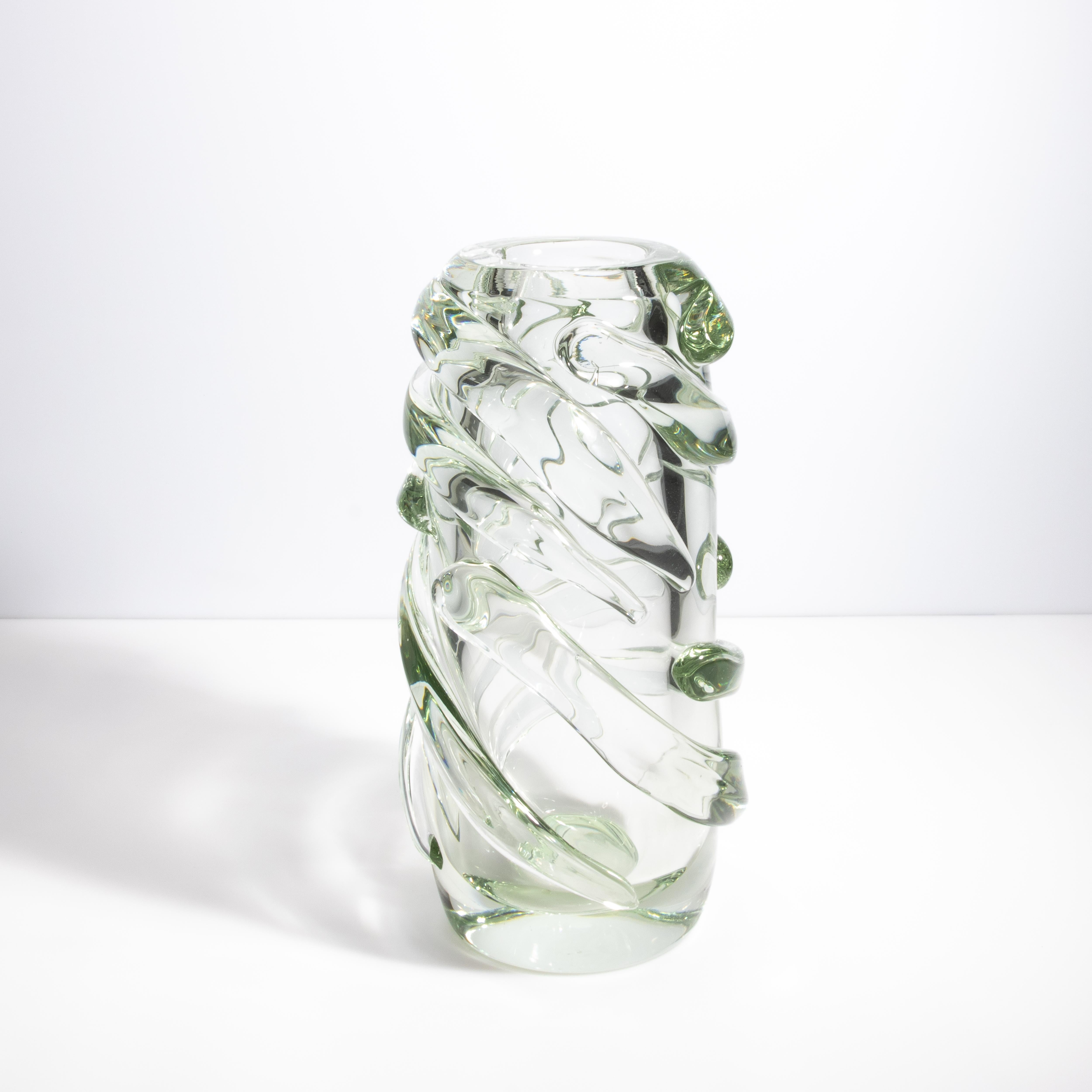Questo alto ed elegante vaso in vetro di Murano incarna la moderna raffinatezza e allo stesso tempo celebra la ricca eredità delle tecniche tradizionali di soffiatura del vetro. Testimonianza dei maestri artigiani di Murano, il suo design unico e