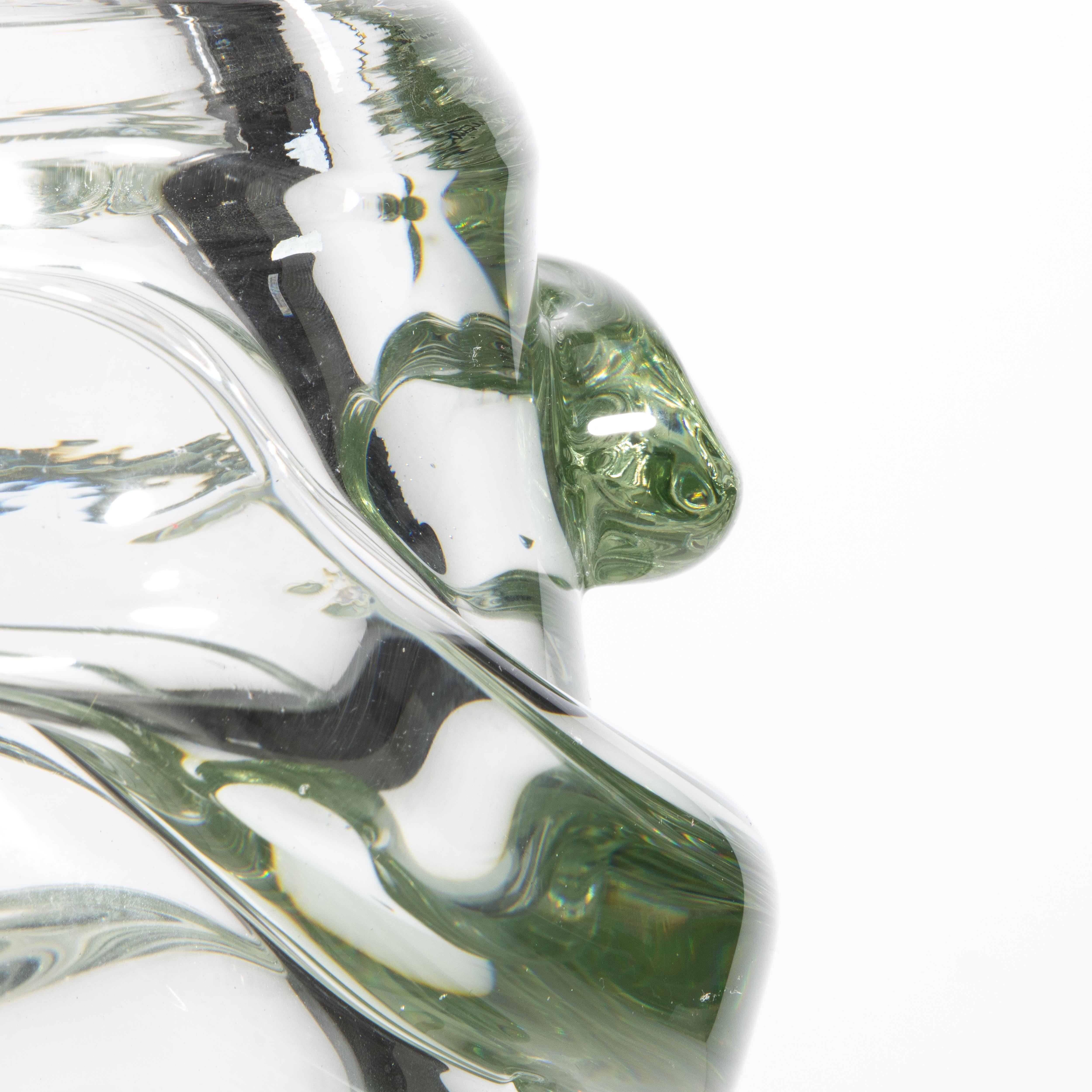 Moderno Vaso Gomitolo di Murano soffiato a mano, trasparente con un tocco di verde in vendita