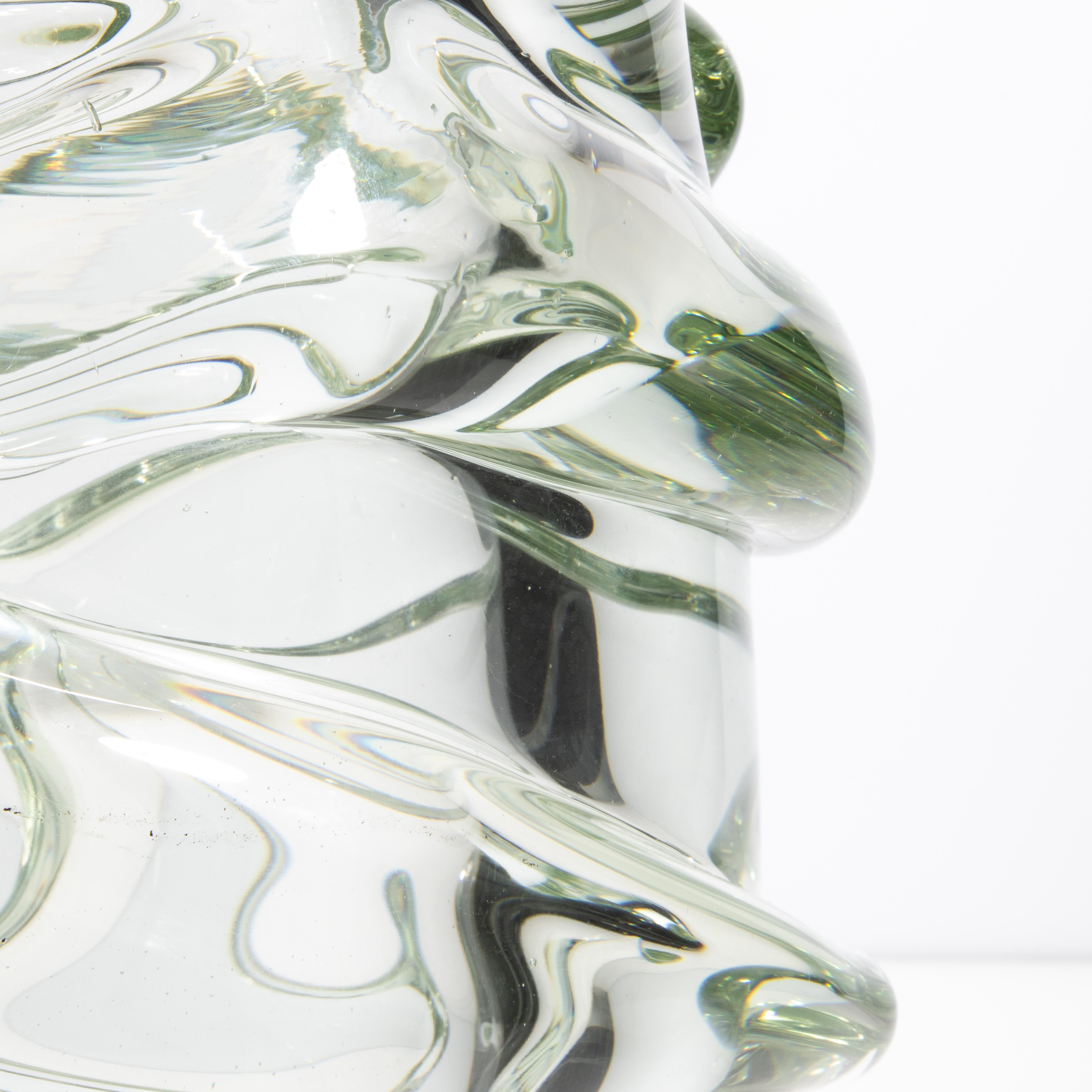 Vetro di Murano Vaso Gomitolo di Murano soffiato a mano, trasparente con un tocco di verde in vendita