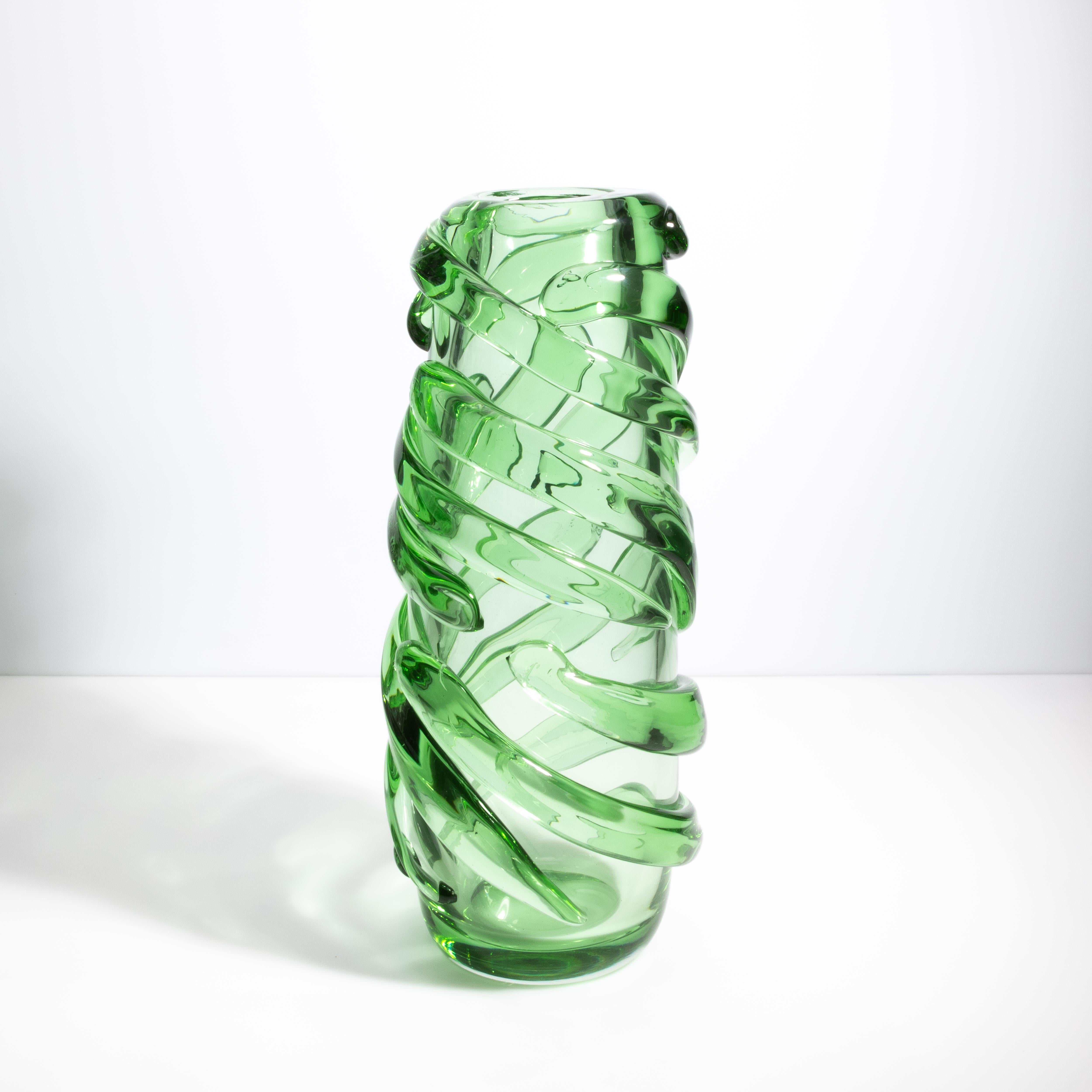 Questo altissimo ed elegante vaso in vetro di Murano incarna la raffinatezza moderna e allo stesso tempo celebra la ricca eredità delle tecniche tradizionali di soffiatura del vetro. Testimonianza dei maestri artigiani di Murano, il suo design unico