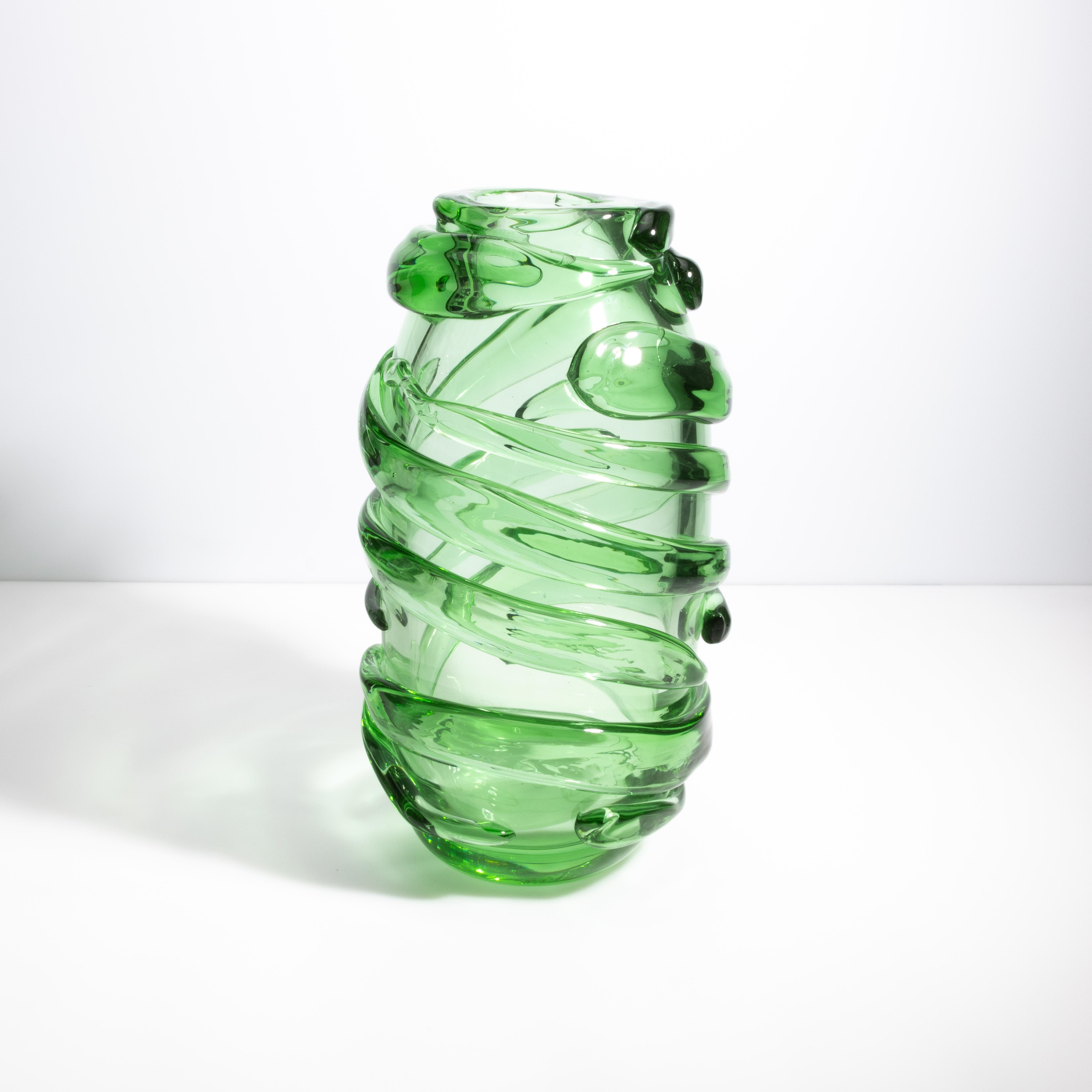 Ce grand et élégant vase en verre de Murano incarne la sophistication moderne tout en célébrant le riche héritage des techniques traditionnelles de soufflage du verre. Témoignage des maîtres artisans de Murano, son design unique et torsadé s'enroule