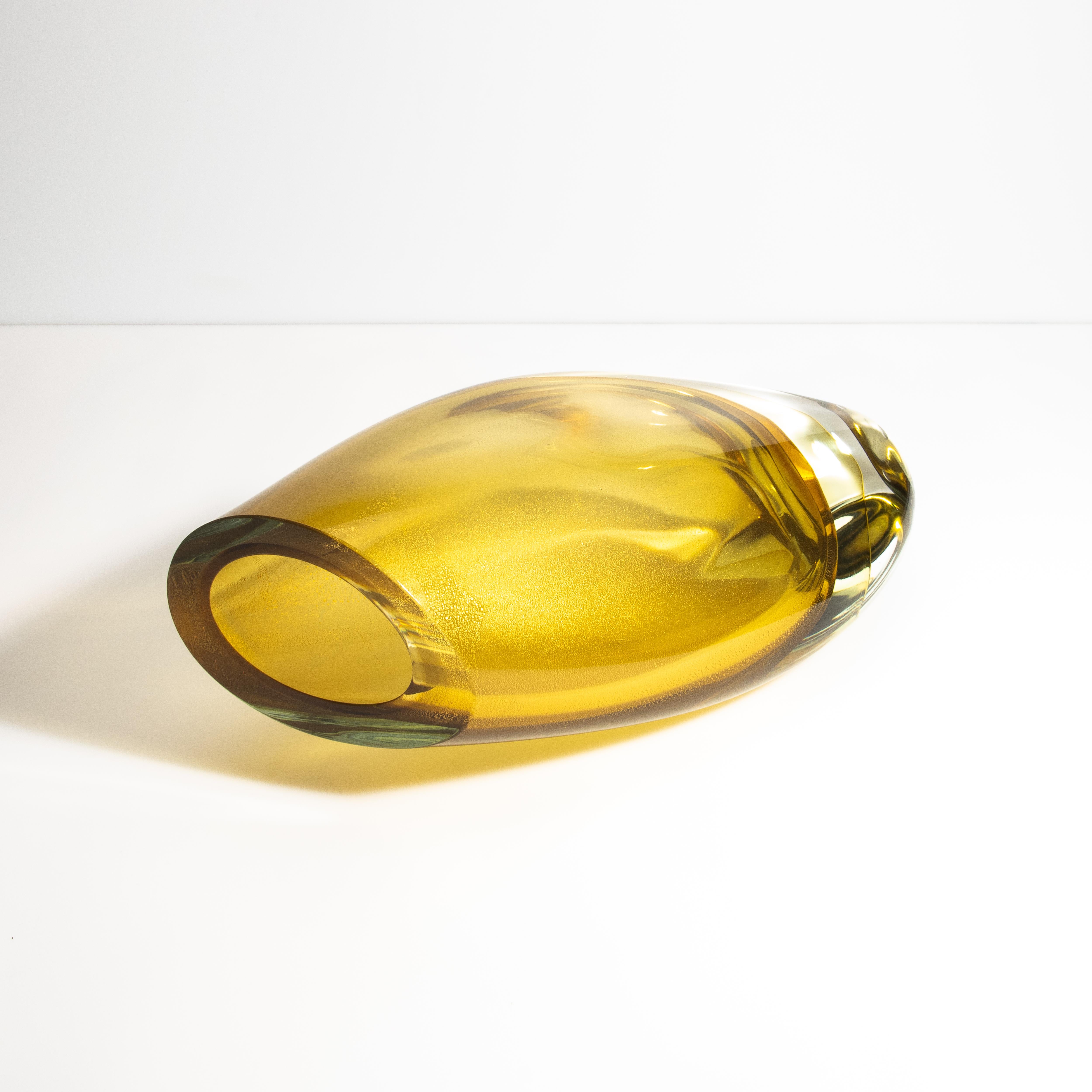 Vase aus mundgeblasenem Murano in Bernstein mit 24-karätigen Goldflecken Groß im Angebot 3
