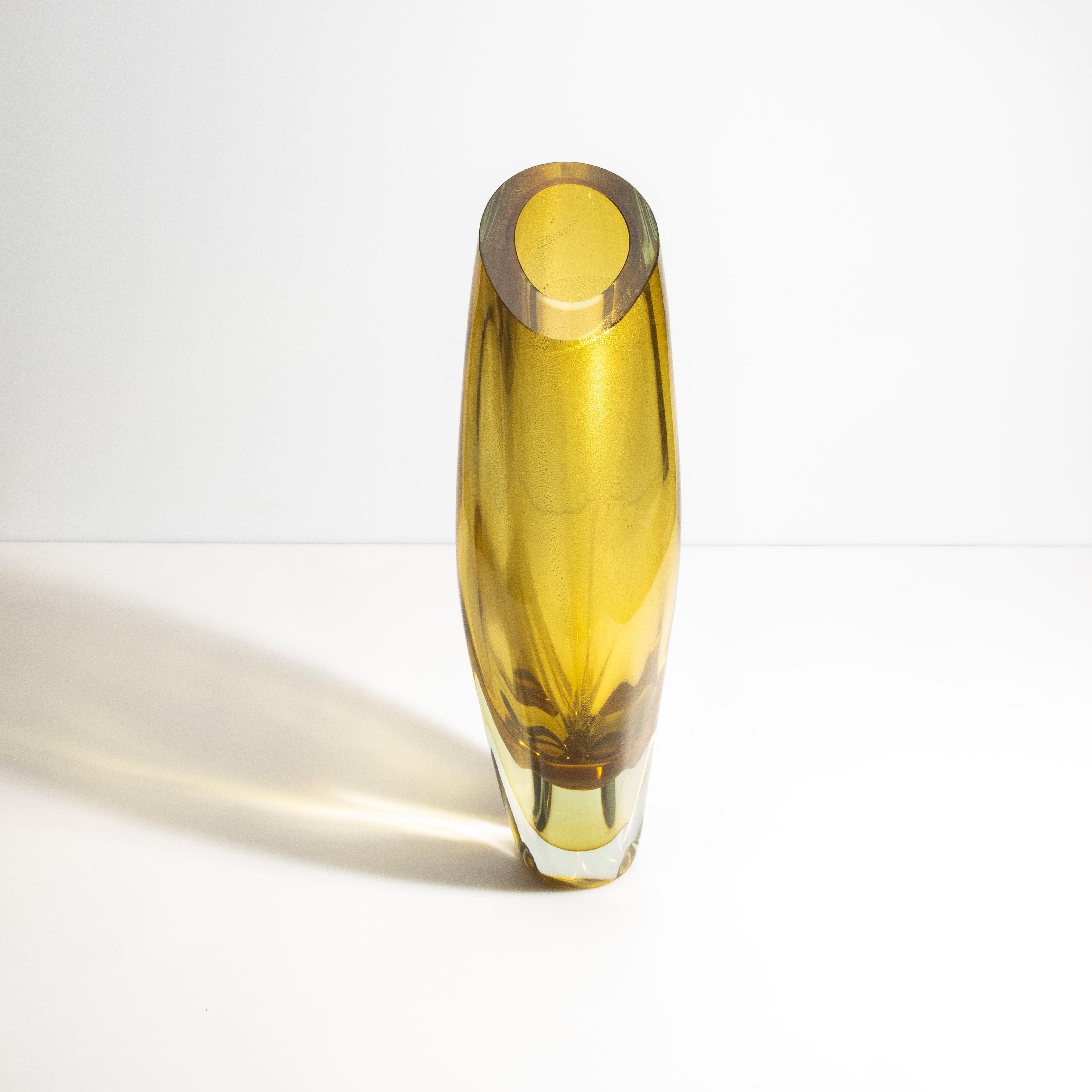 Vase aus mundgeblasenem Murano in Bernstein mit 24-karätigen Goldflecken Groß (Moderne) im Angebot