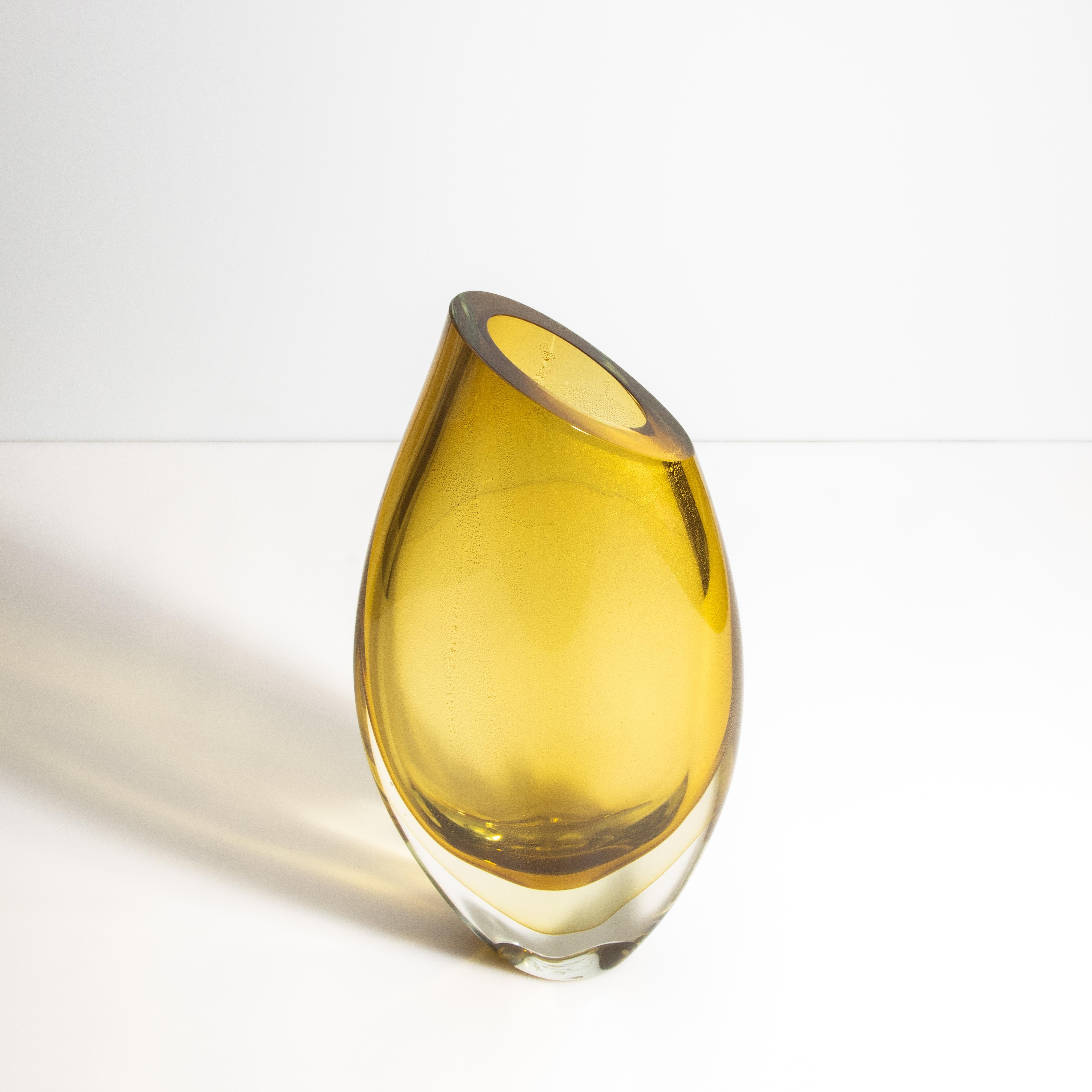 Vase aus mundgeblasenem Murano in Bernstein mit 24-karätigen Goldflecken Groß (Italienisch) im Angebot