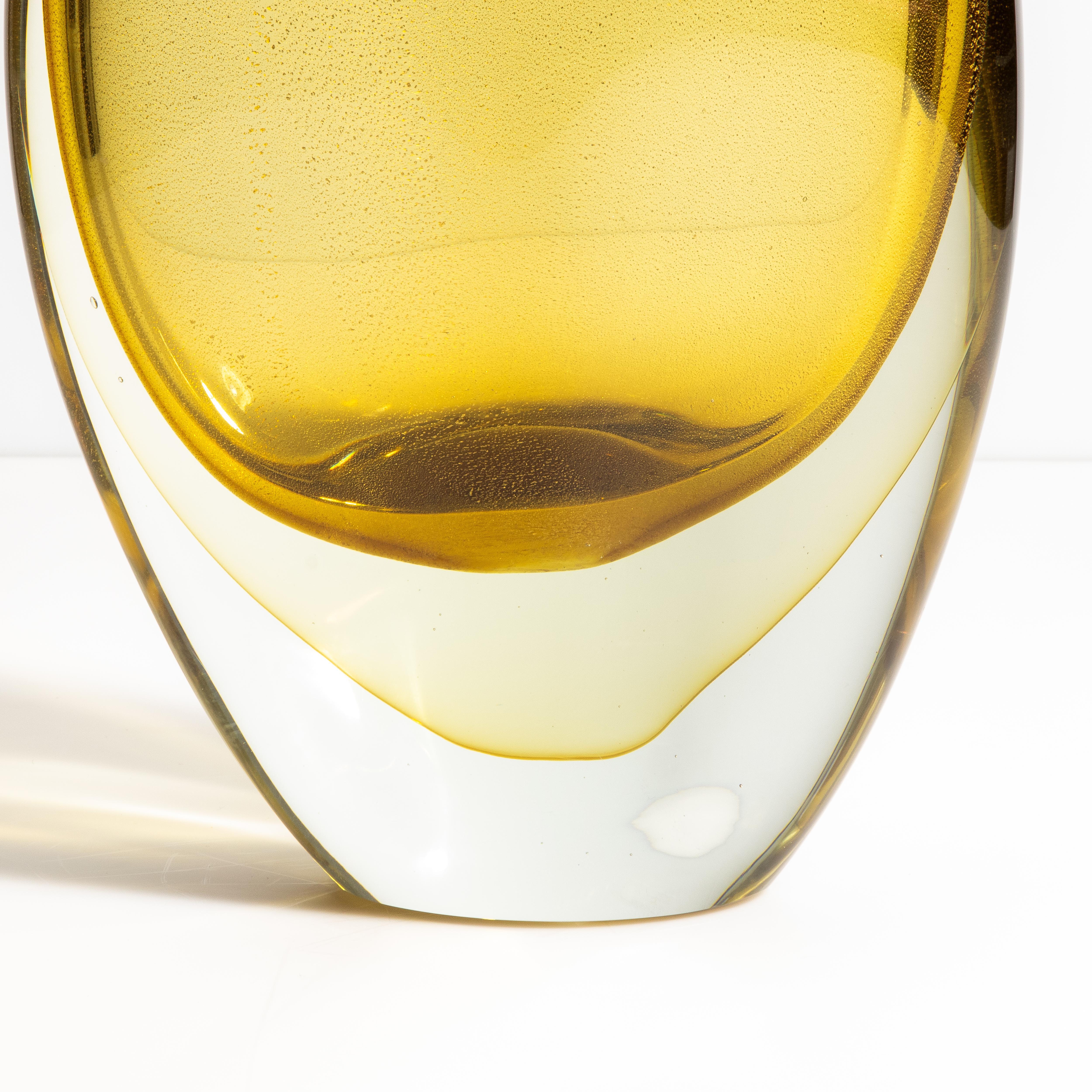 Vase aus mundgeblasenem Murano in Bernstein mit 24-karätigen Goldflecken Groß (21. Jahrhundert und zeitgenössisch) im Angebot