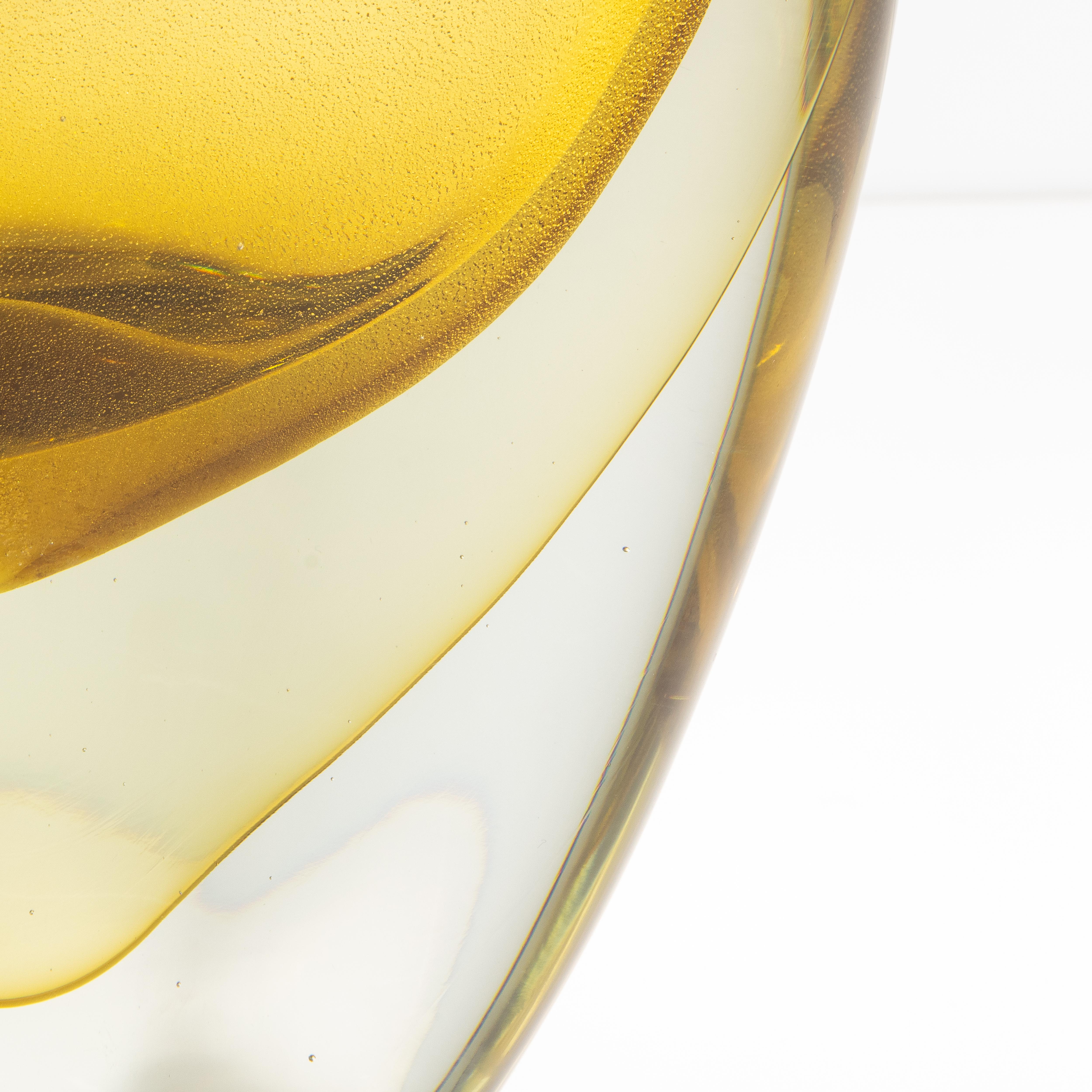 Vase aus mundgeblasenem Murano in Bernstein mit 24-karätigen Goldflecken Groß (Muranoglas) im Angebot