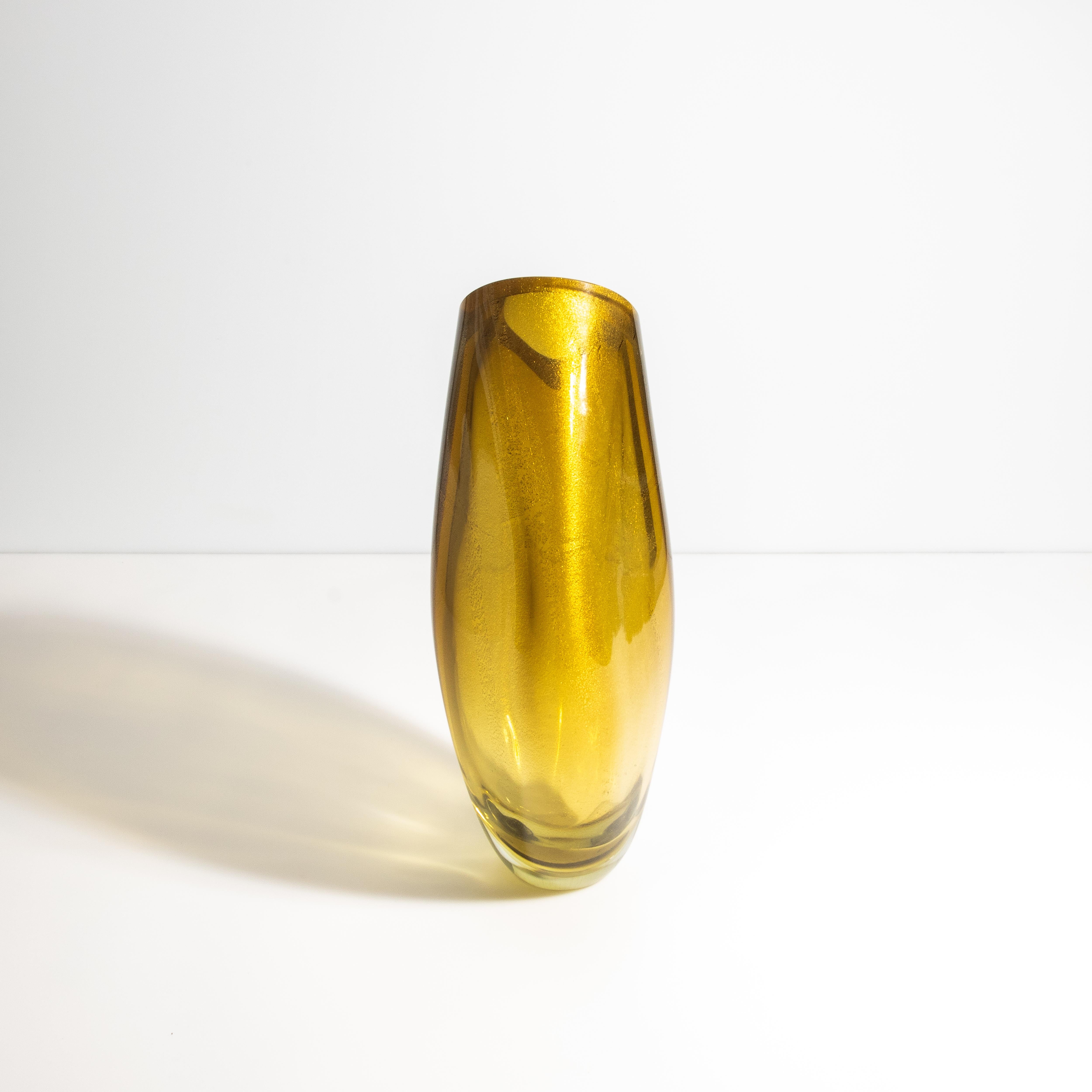 Moderno Vaso di Murano soffiato a mano in ambra con riflessi in oro 24 carati Medio in vendita