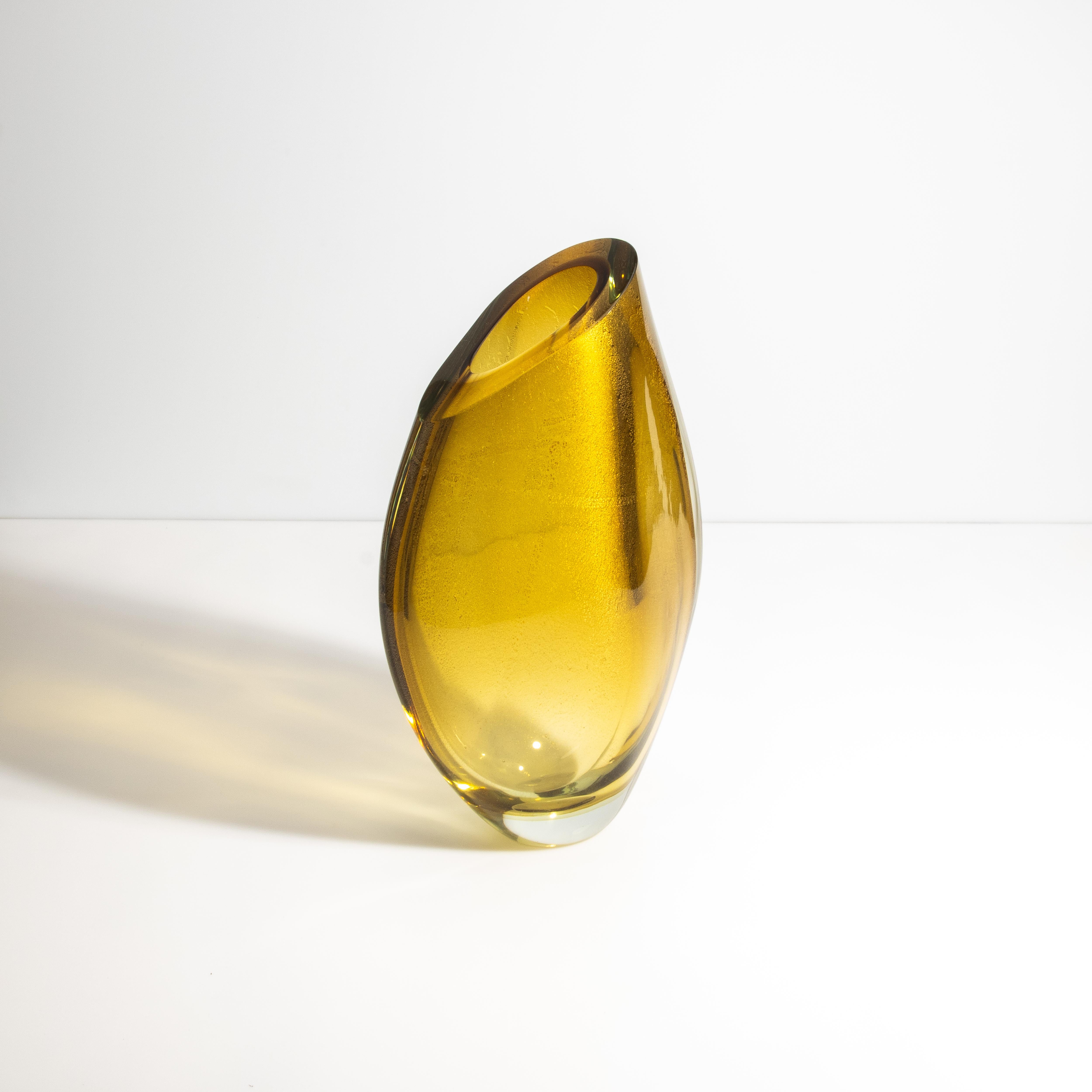 Italiano Vaso di Murano soffiato a mano in ambra con riflessi in oro 24 carati Medio in vendita