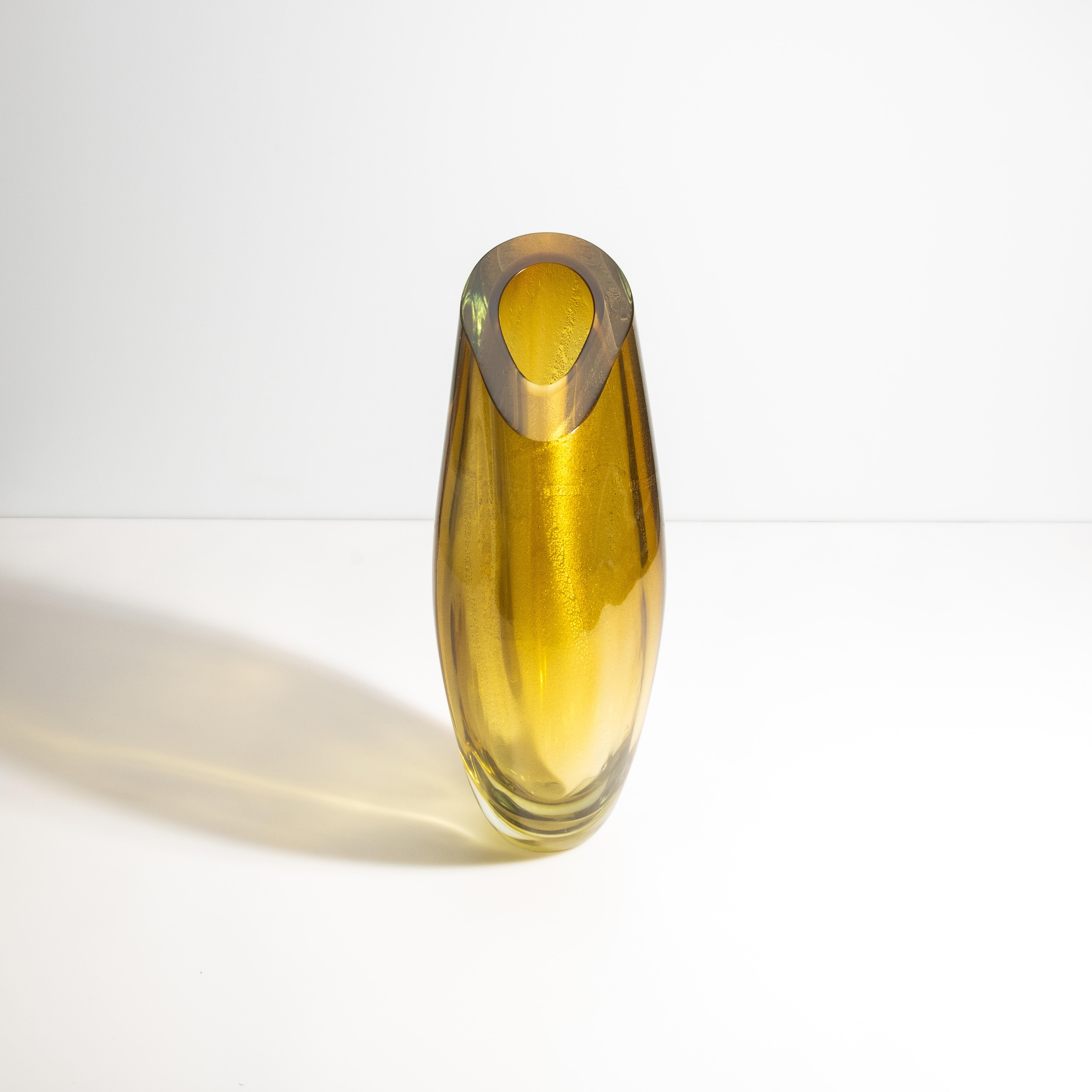 Fatto a mano Vaso di Murano soffiato a mano in ambra con riflessi in oro 24 carati Medio in vendita