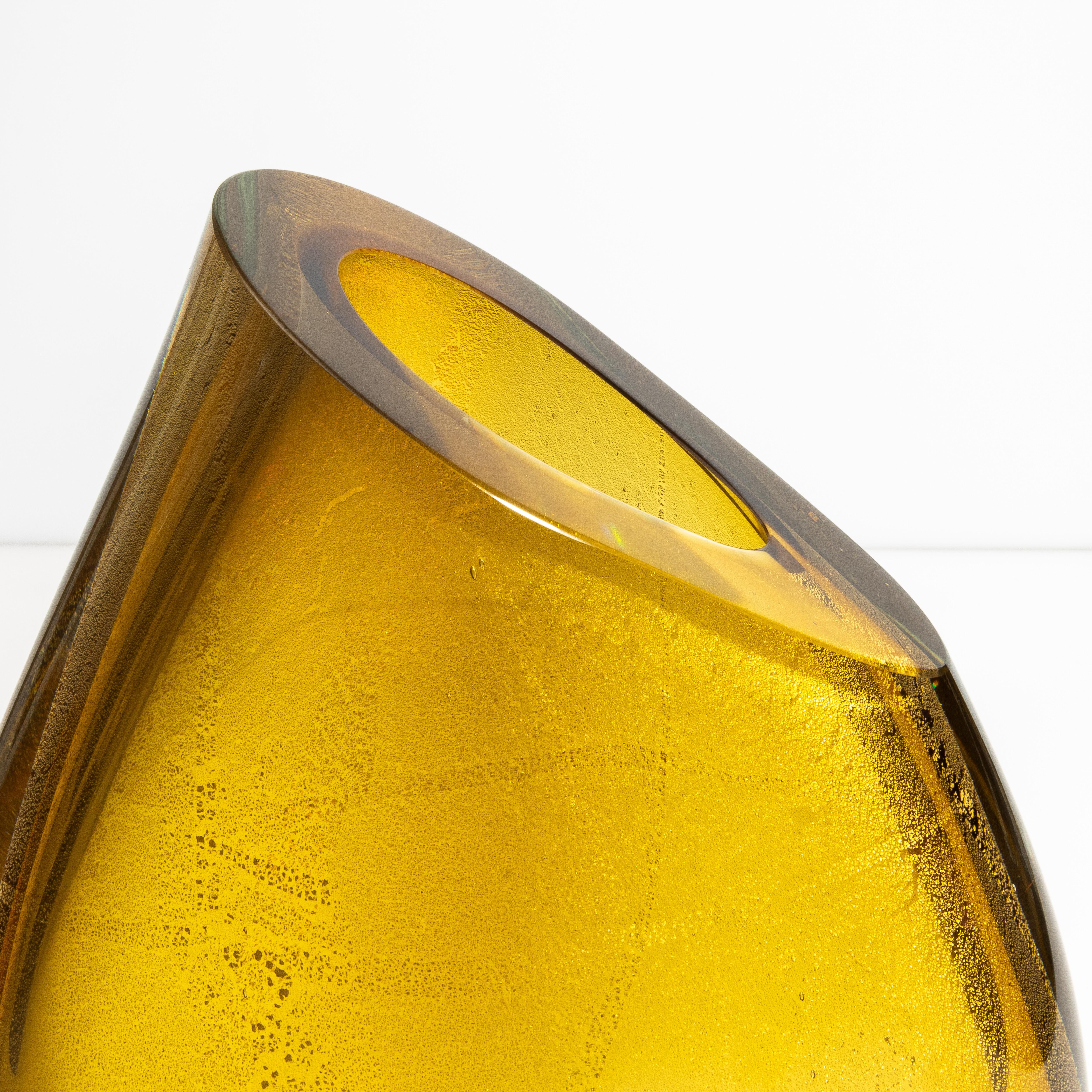 XXI secolo e contemporaneo Vaso di Murano soffiato a mano in ambra con riflessi in oro 24 carati Medio in vendita