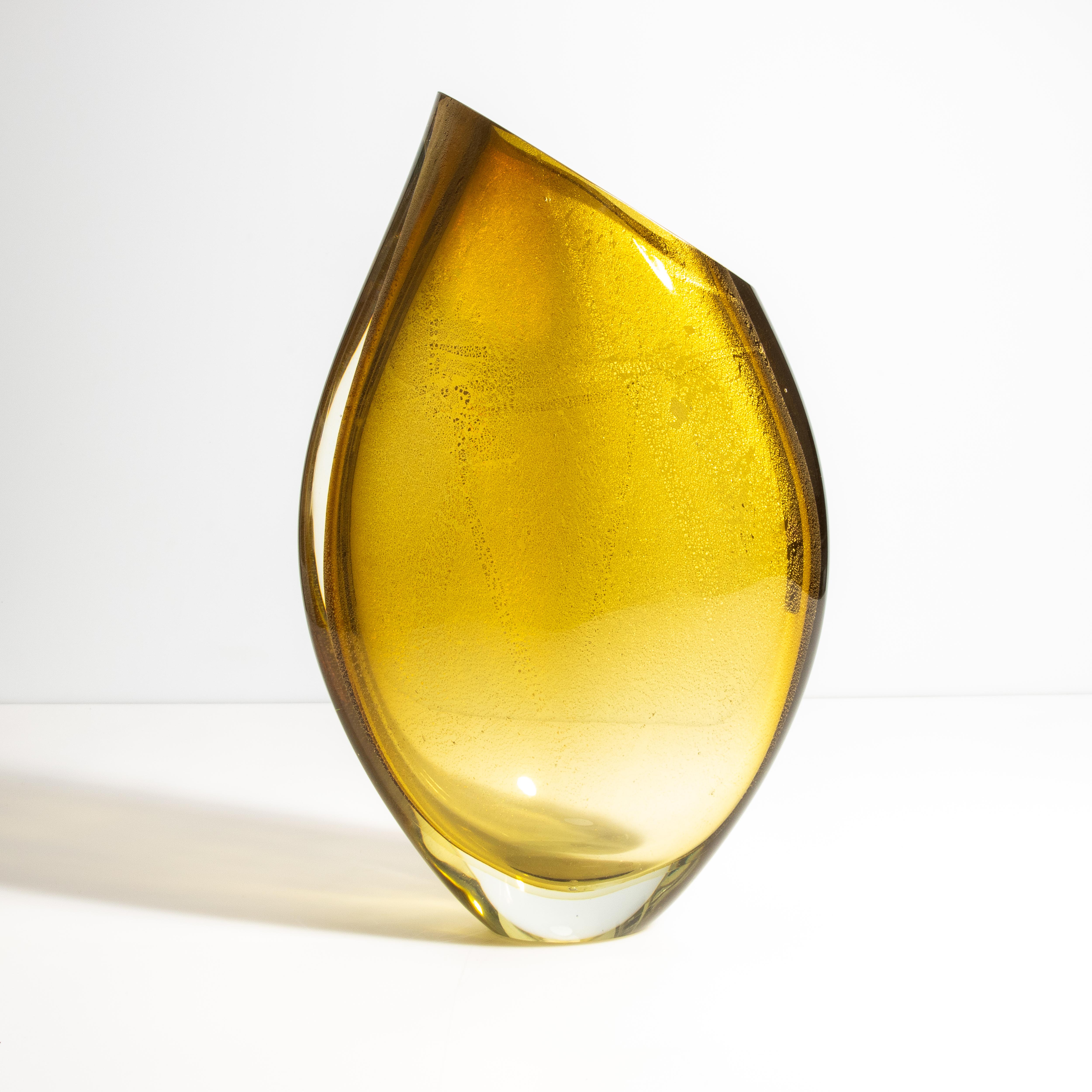 Vetro di Murano Vaso di Murano soffiato a mano in ambra con riflessi in oro 24 carati Medio in vendita