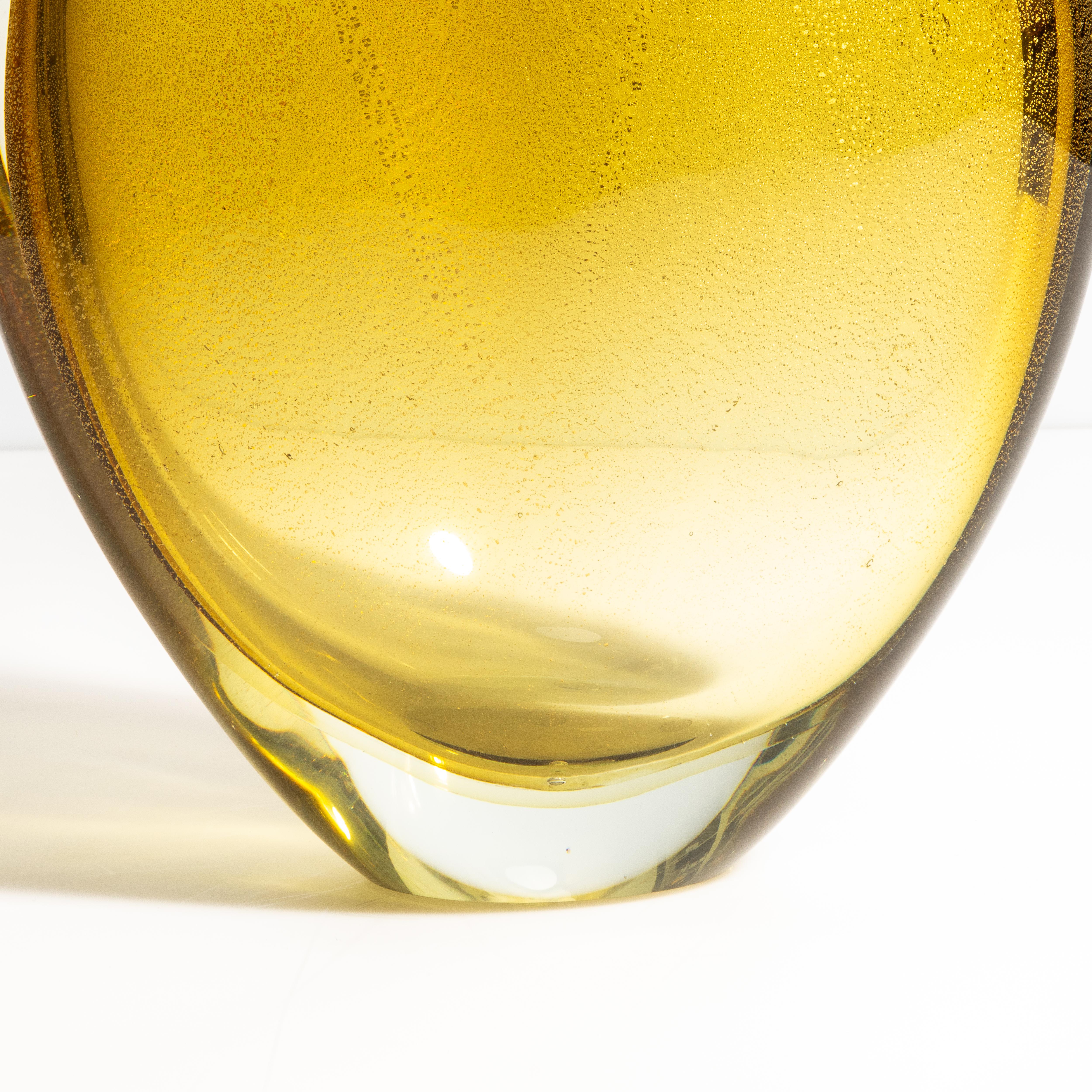 Vaso di Murano soffiato a mano in ambra con riflessi in oro 24 carati Medio in vendita 1