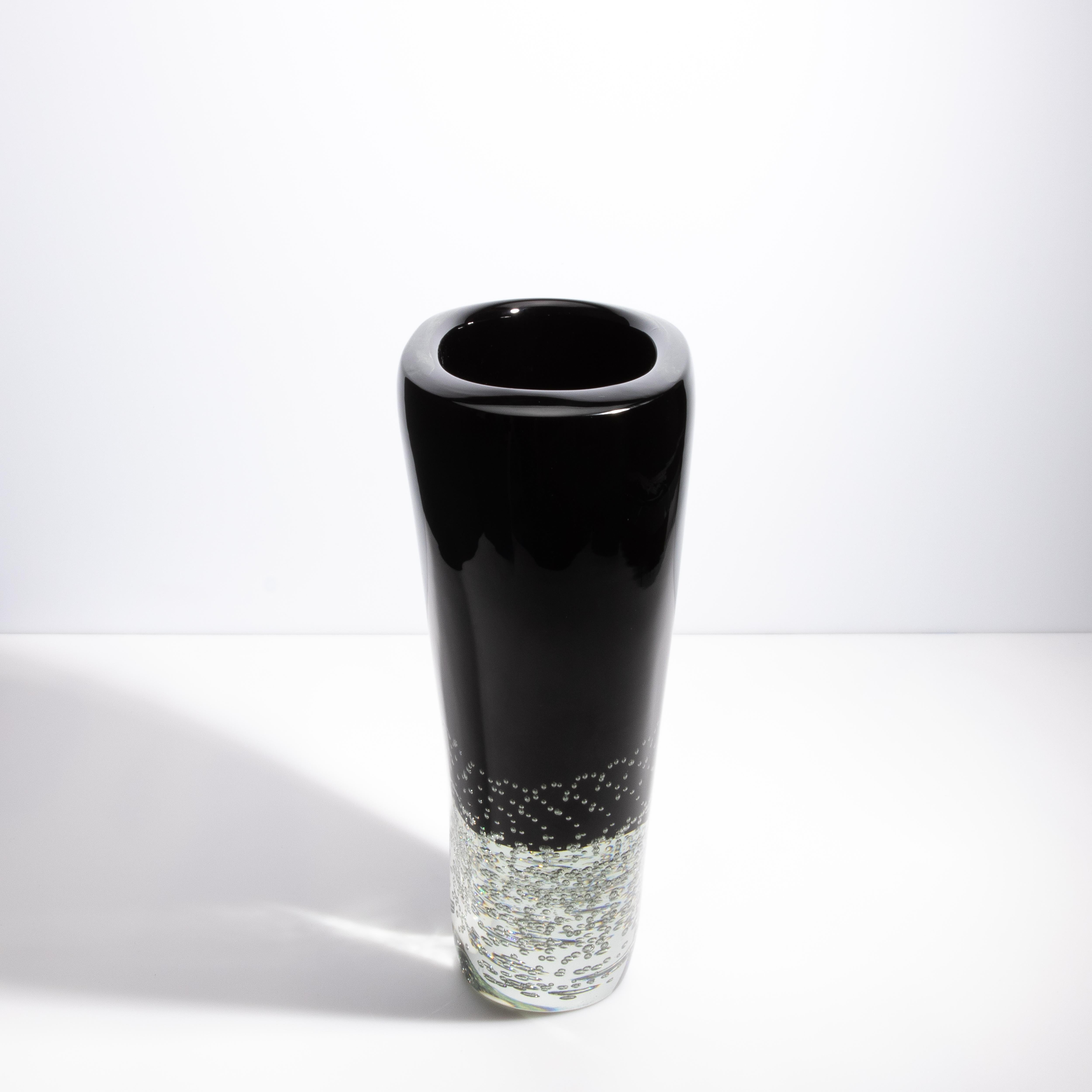 Moderno Vaso di Murano soffiato a mano in onice nero e trasparente con bolle d'aria in vendita
