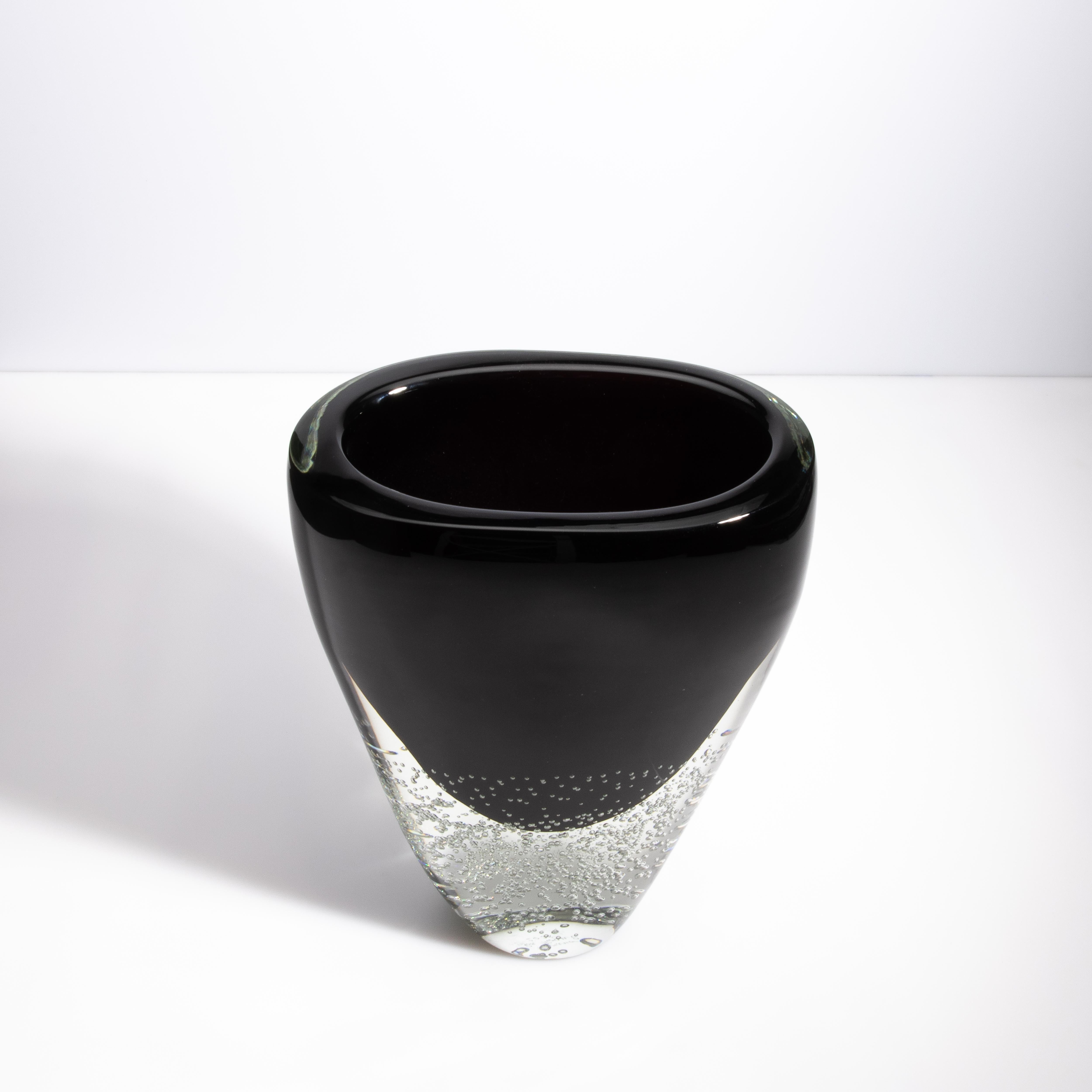 Italiano Vaso di Murano soffiato a mano in onice nero e trasparente con bolle d'aria in vendita
