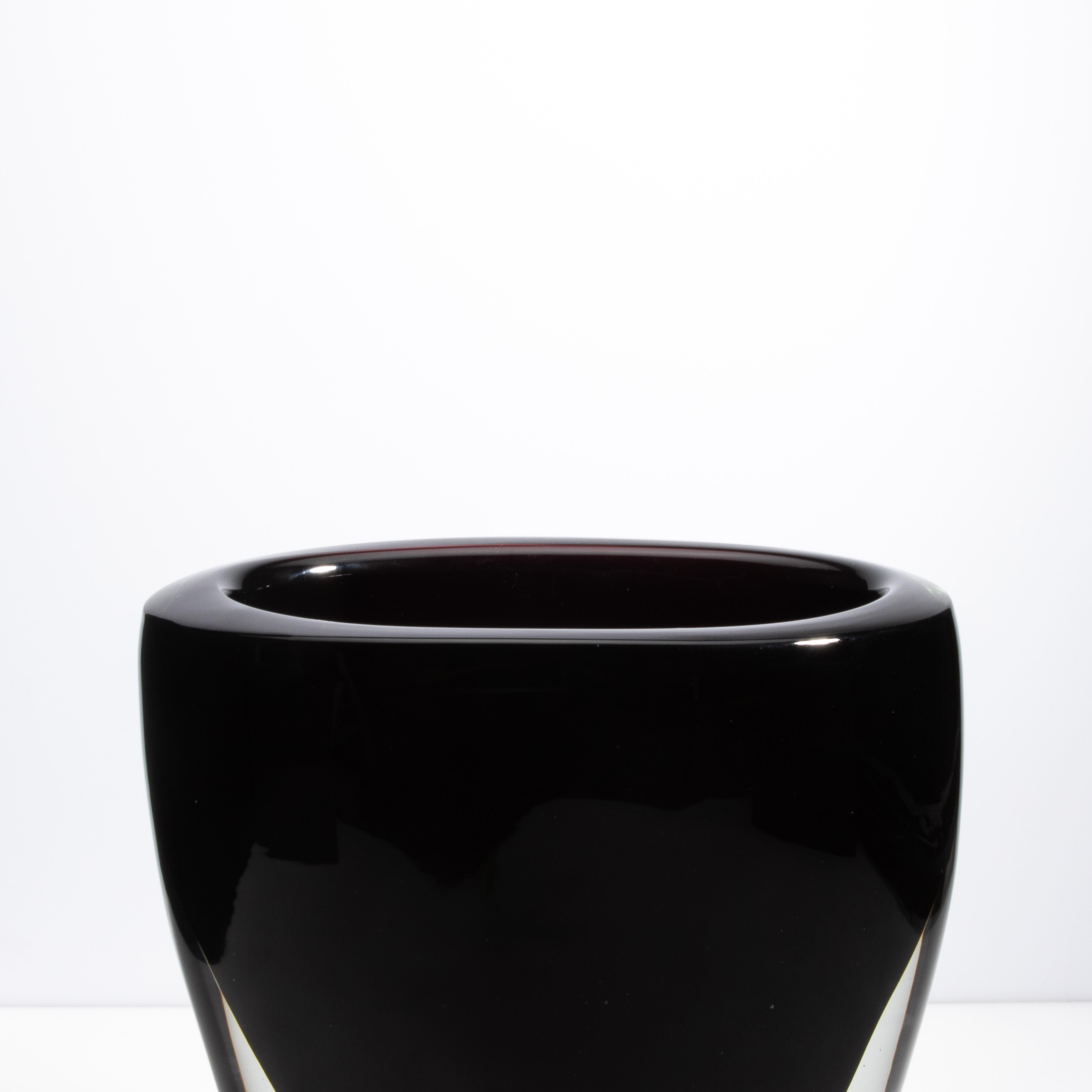 Fatto a mano Vaso di Murano soffiato a mano in onice nero e trasparente con bolle d'aria in vendita