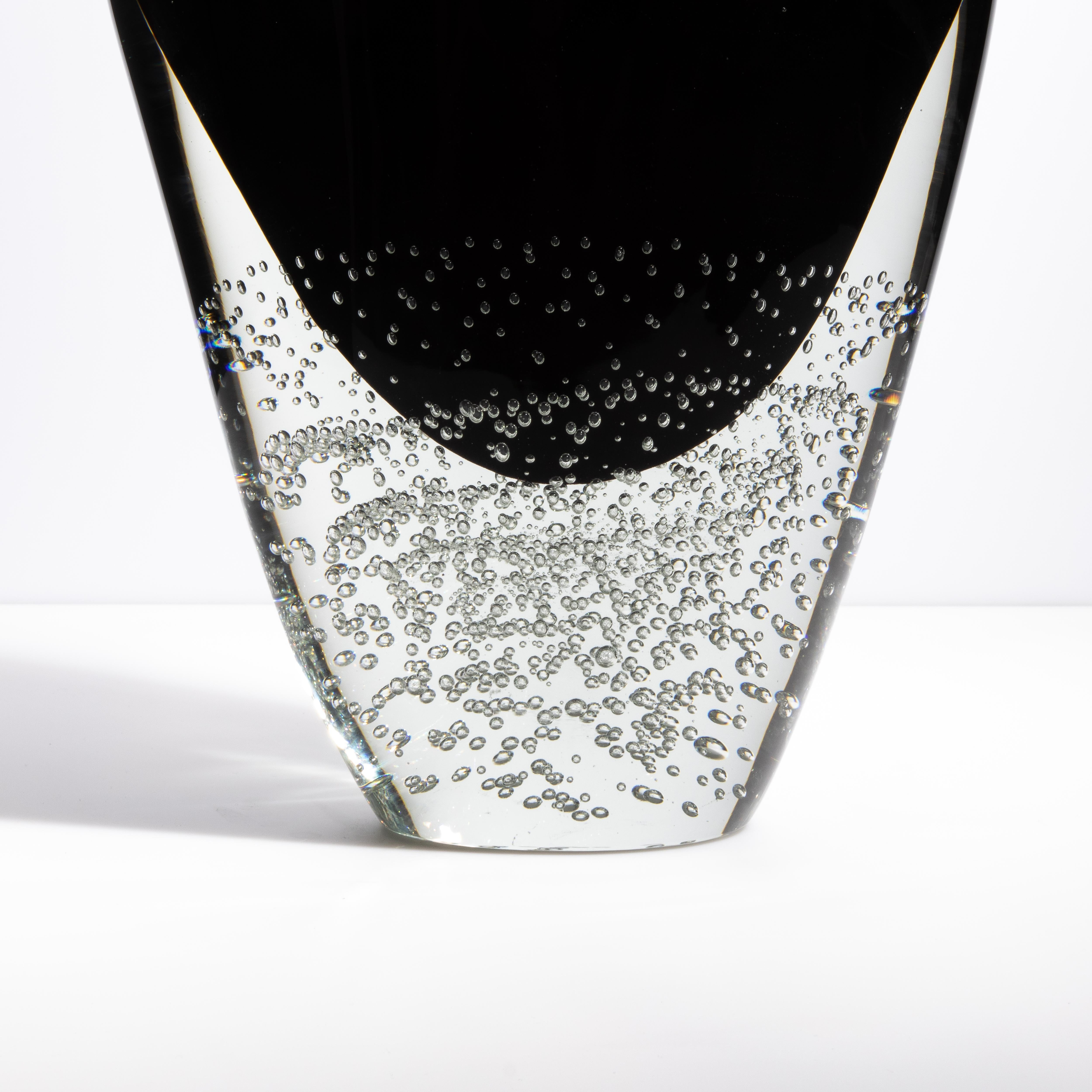 XXI secolo e contemporaneo Vaso di Murano soffiato a mano in onice nero e trasparente con bolle d'aria in vendita