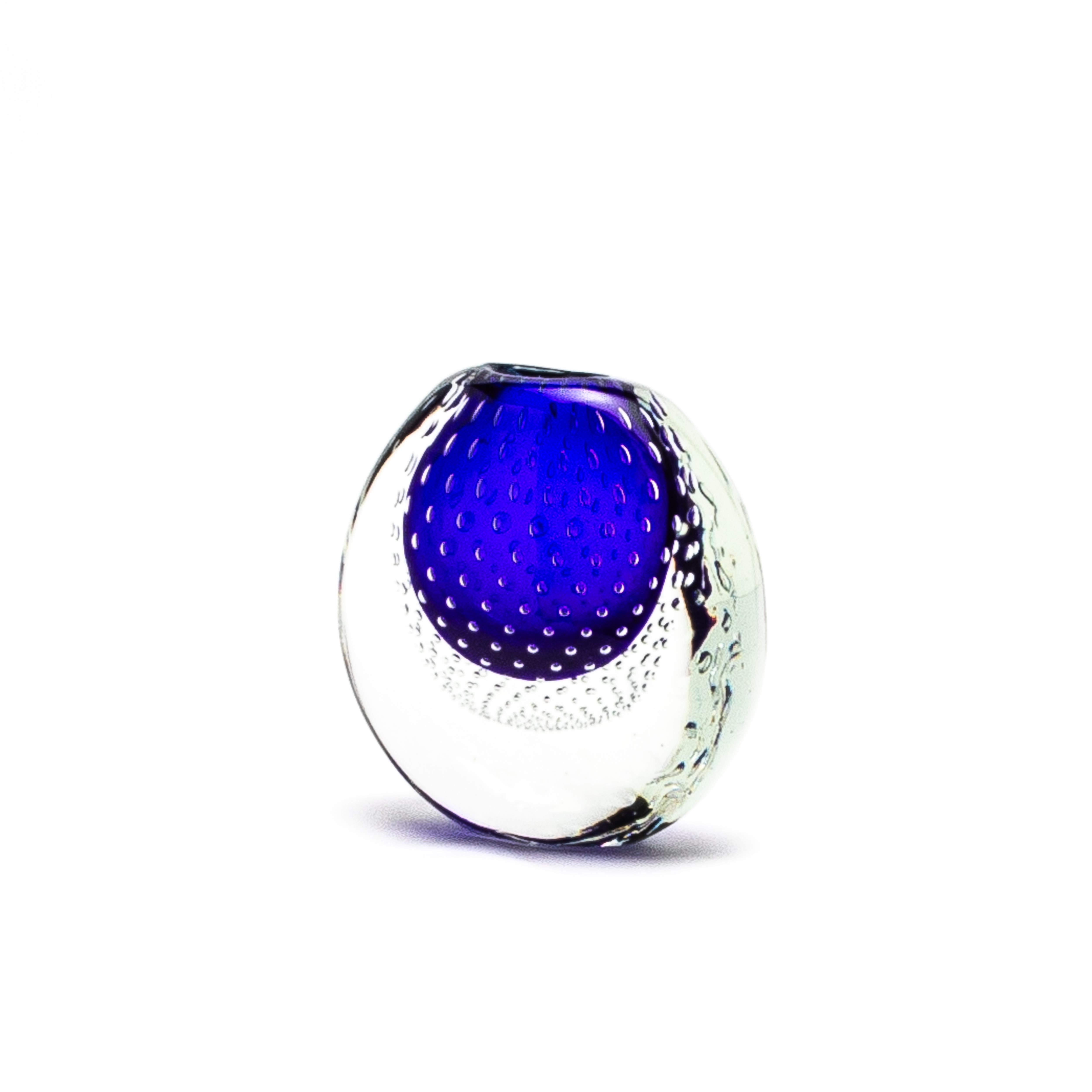 Fatto a mano Vaso di Murano soffiato a mano in blu cobalto con bolle d'aria in vendita