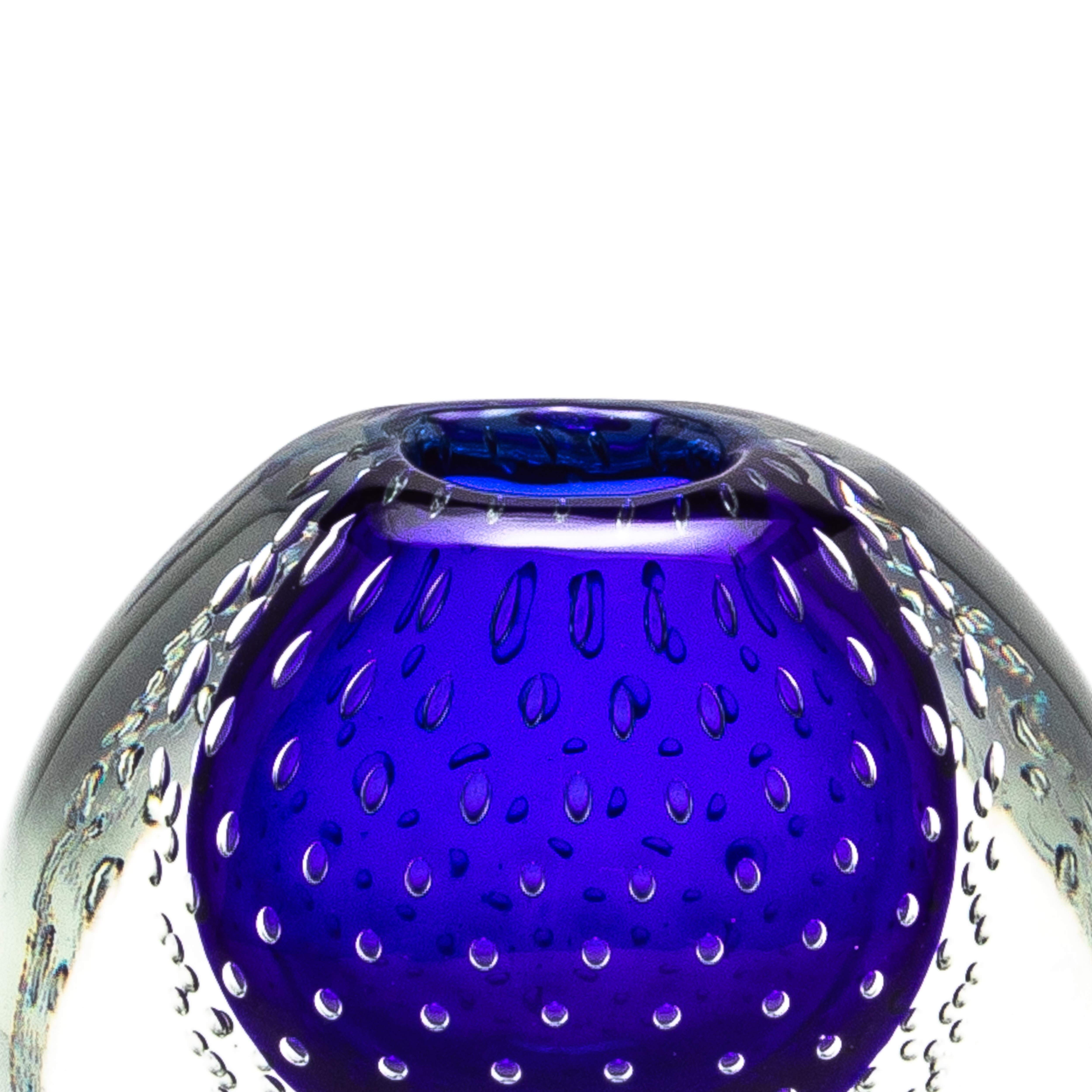 XXI secolo e contemporaneo Vaso di Murano soffiato a mano in blu cobalto con bolle d'aria in vendita