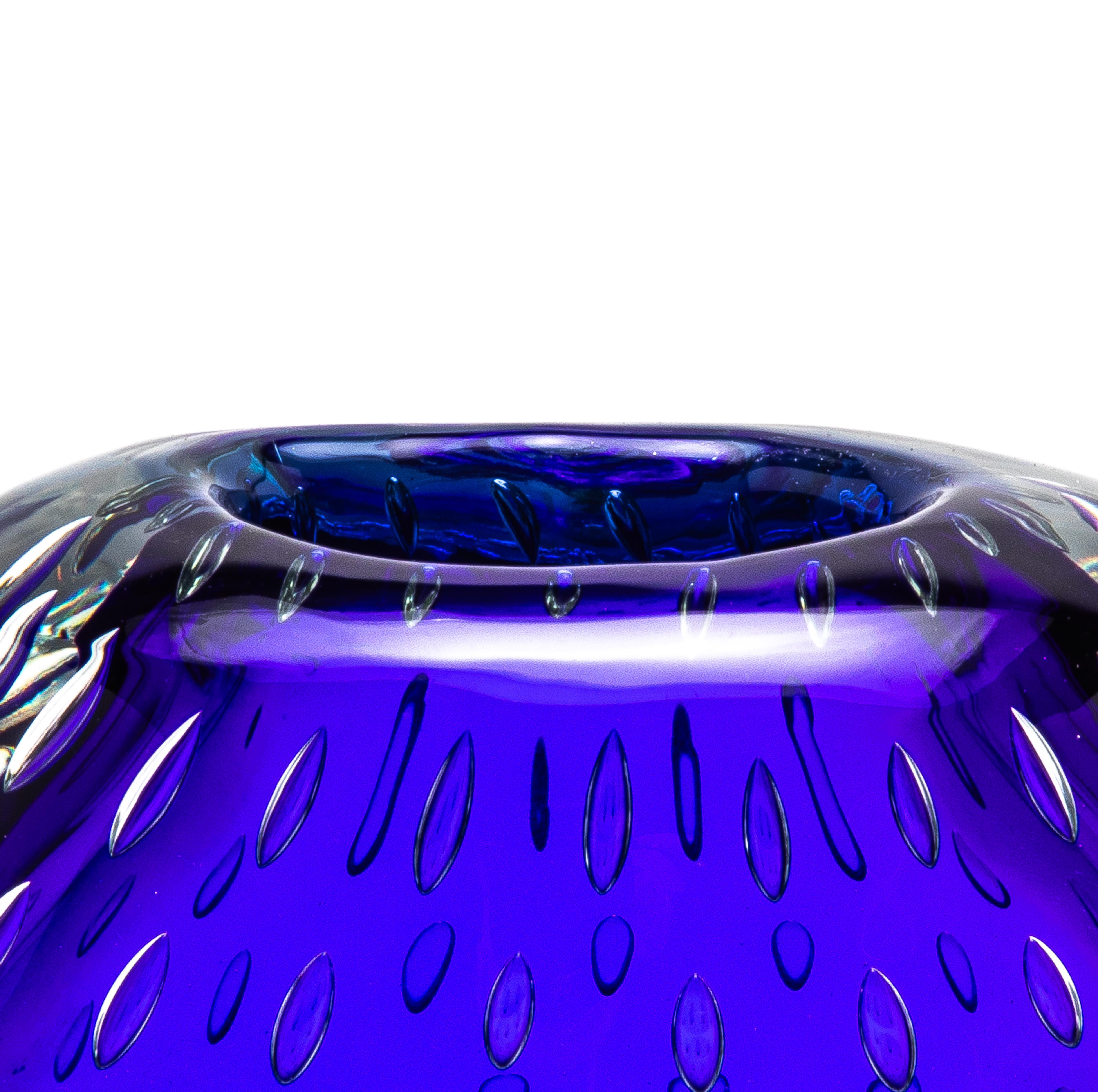 Vetro di Murano Vaso di Murano soffiato a mano in blu cobalto con bolle d'aria in vendita