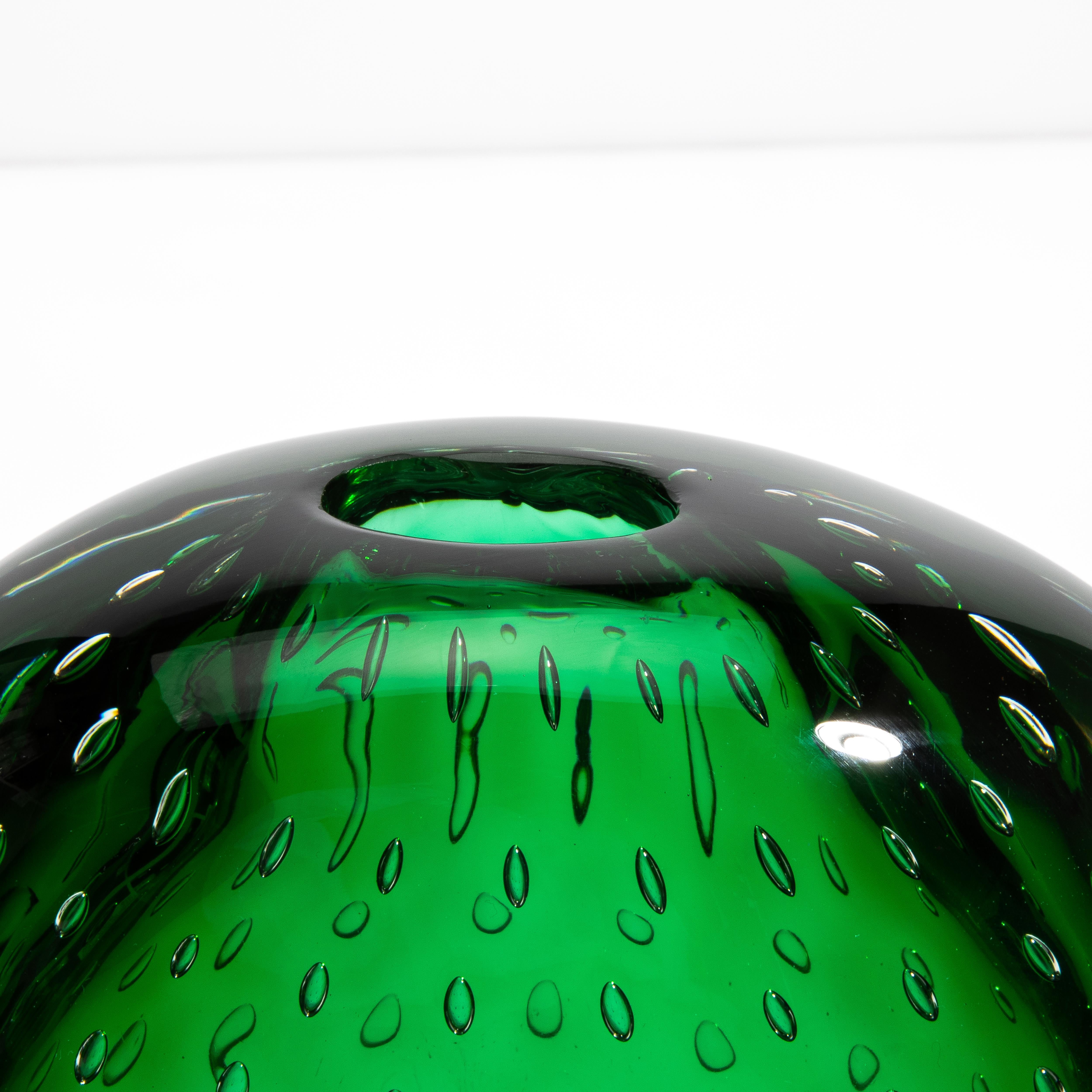 Fatto a mano Vaso di Murano soffiato a mano in Greene & Greene con bolle d'aria in vendita