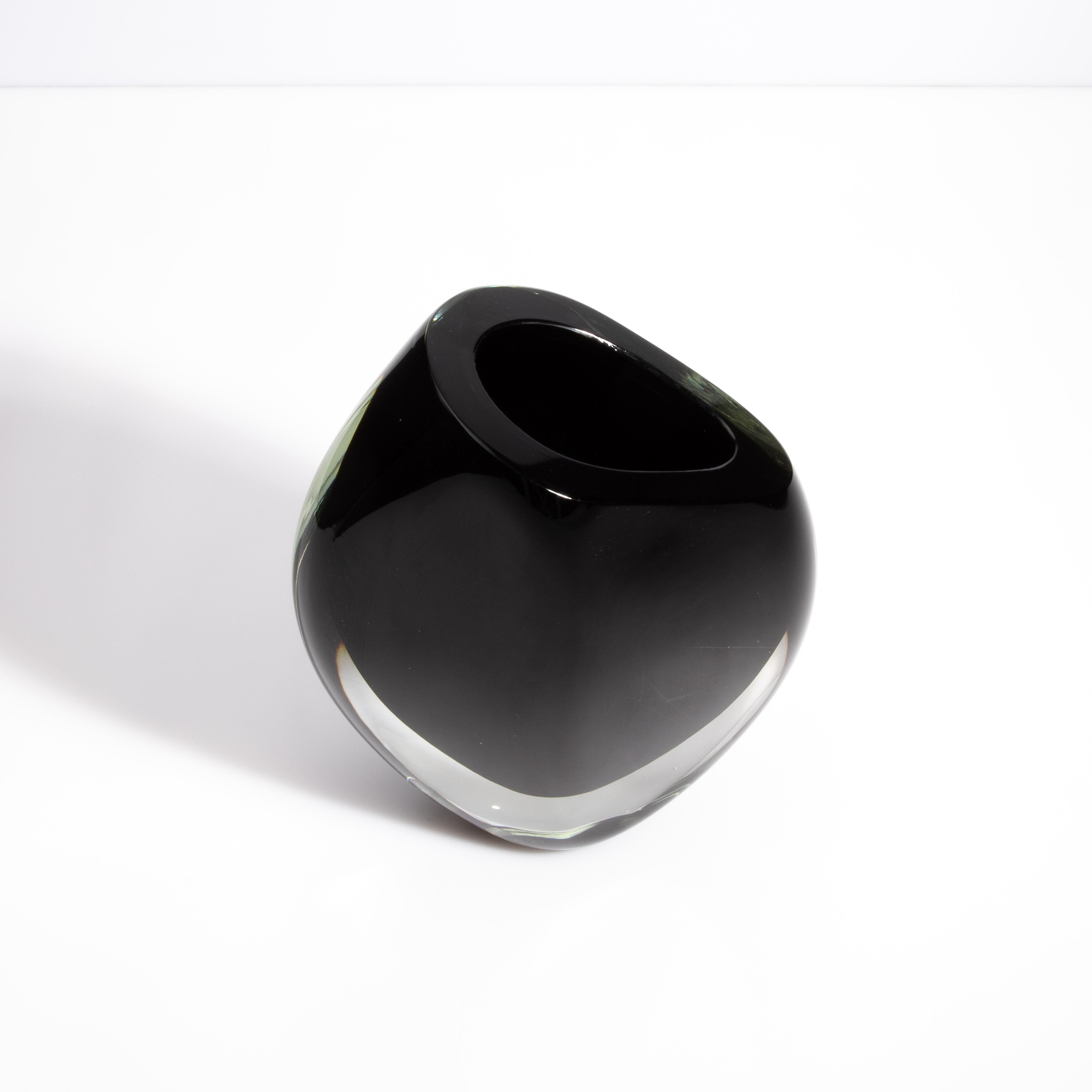 Fatto a mano Vaso di Murano soffiato a mano in Onice Nero Piccolo in vendita