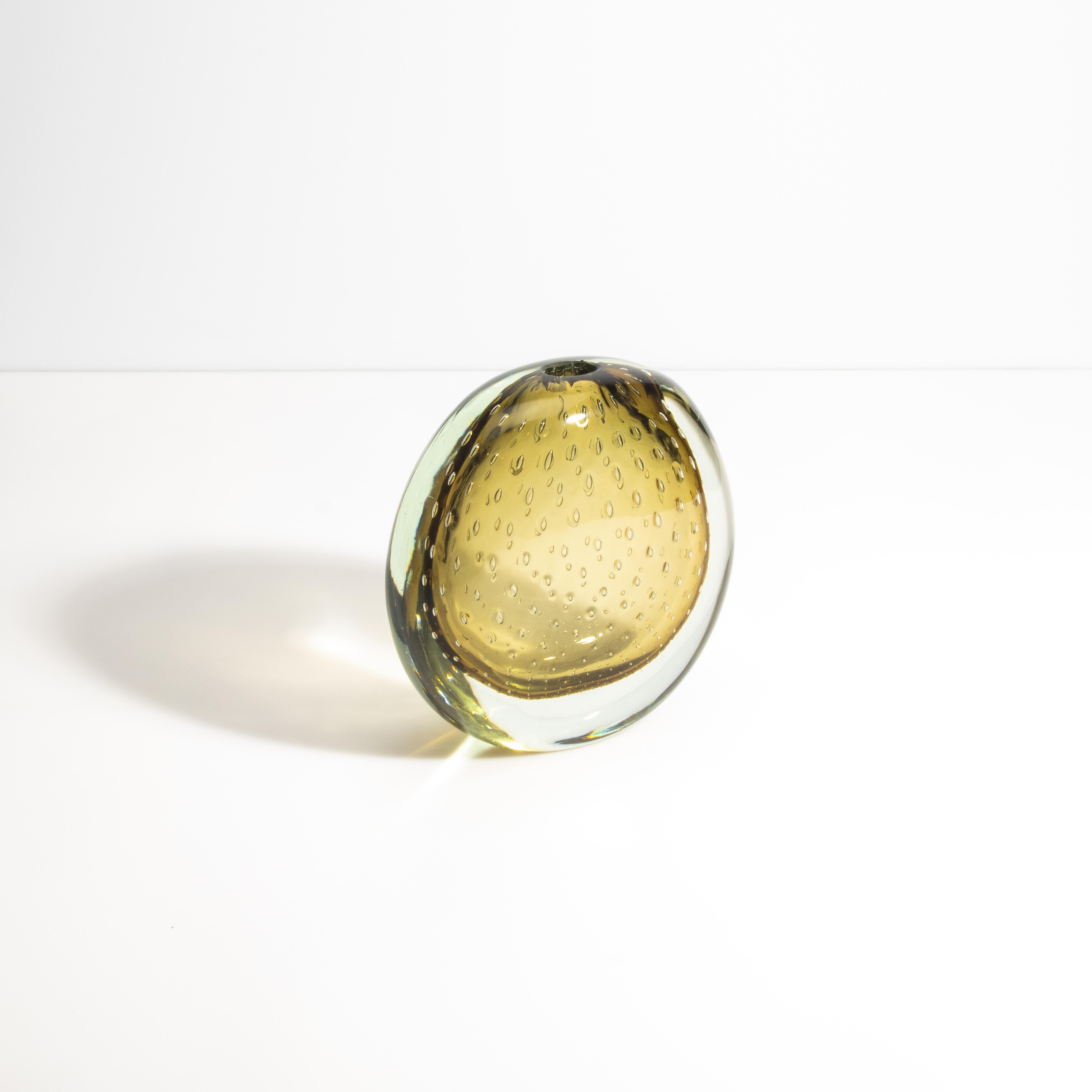 Moderno Vaso di Murano soffiato a mano in oro fumé con bolle d'aria in vendita