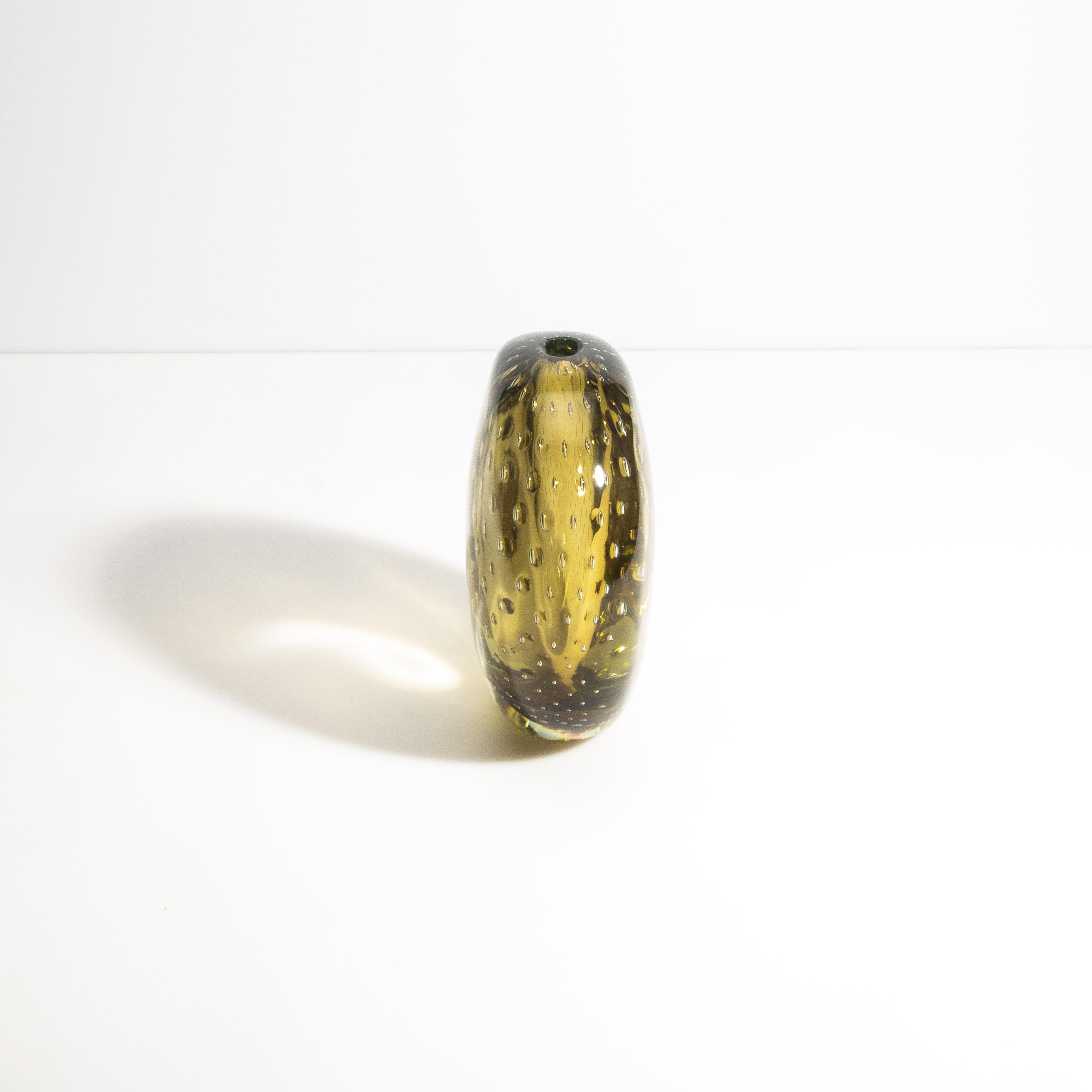 Italiano Vaso di Murano soffiato a mano in oro fumé con bolle d'aria in vendita