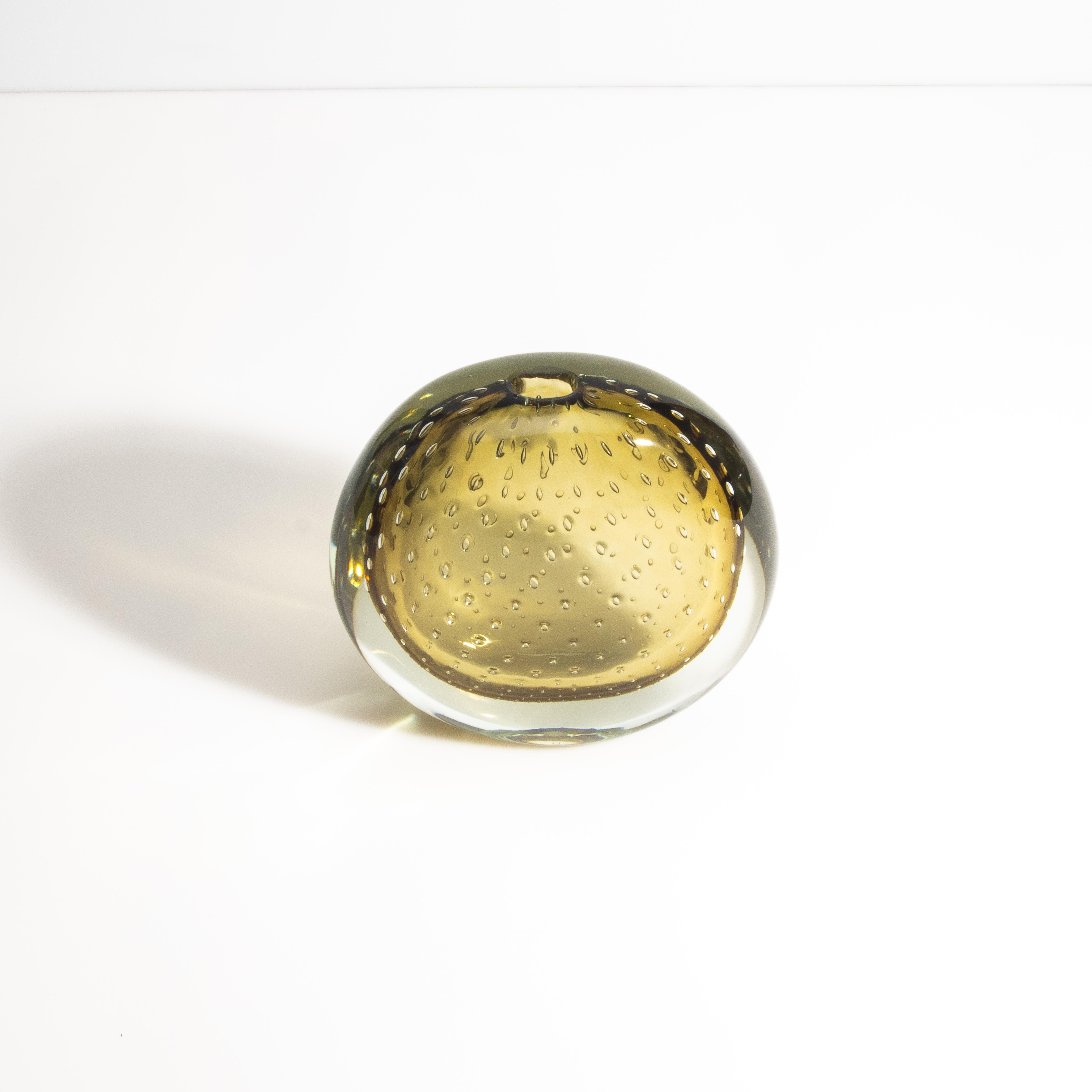 Fatto a mano Vaso di Murano soffiato a mano in oro fumé con bolle d'aria in vendita