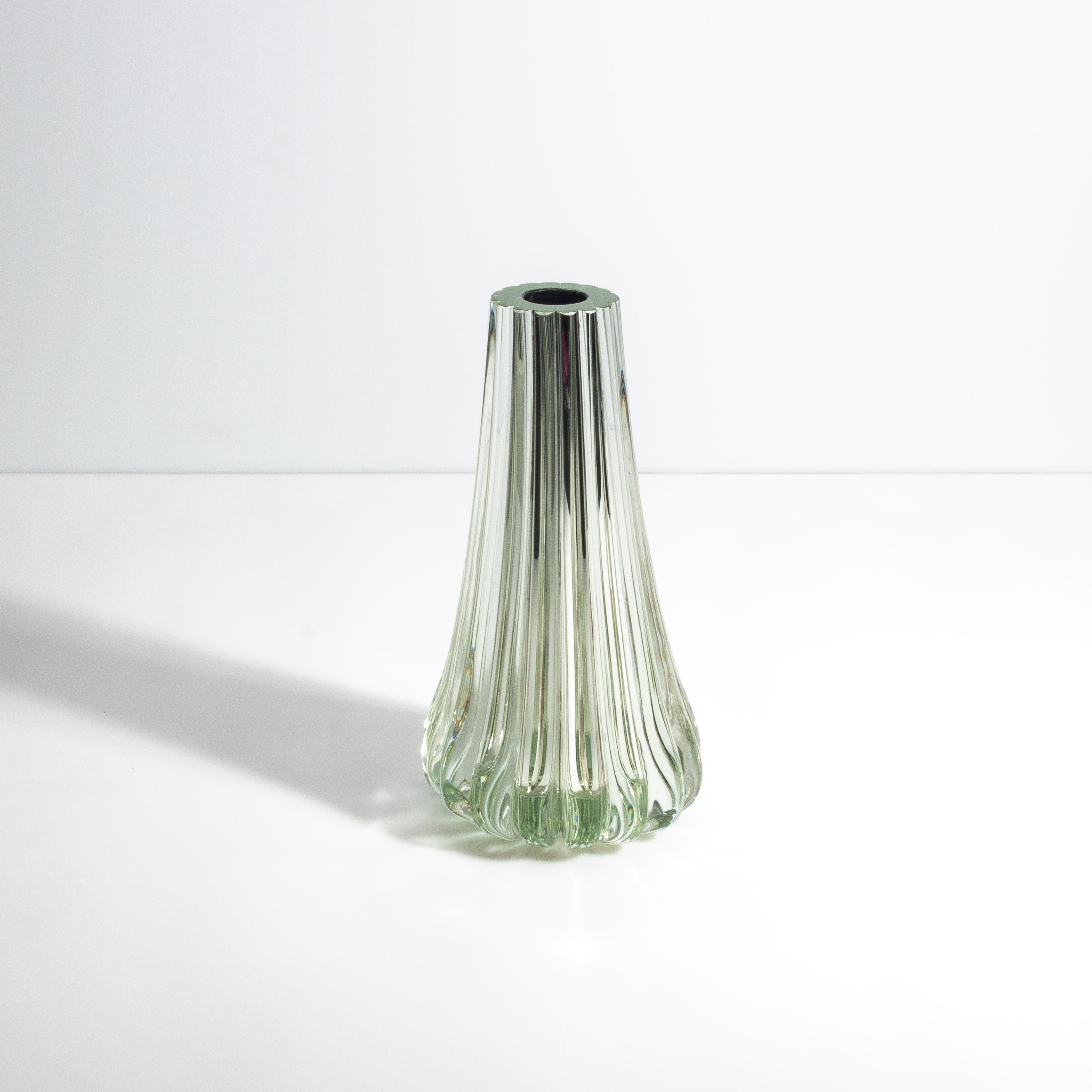 Questo vaso Massiccio a specchio, unico nel suo genere, è l'incarnazione di un'eleganza raffinata e di un lusso senza tempo, meticolosamente realizzato a mano da maestri artigiani nel rinomato distretto vetrario di Murano, in Italia. Questo squisito