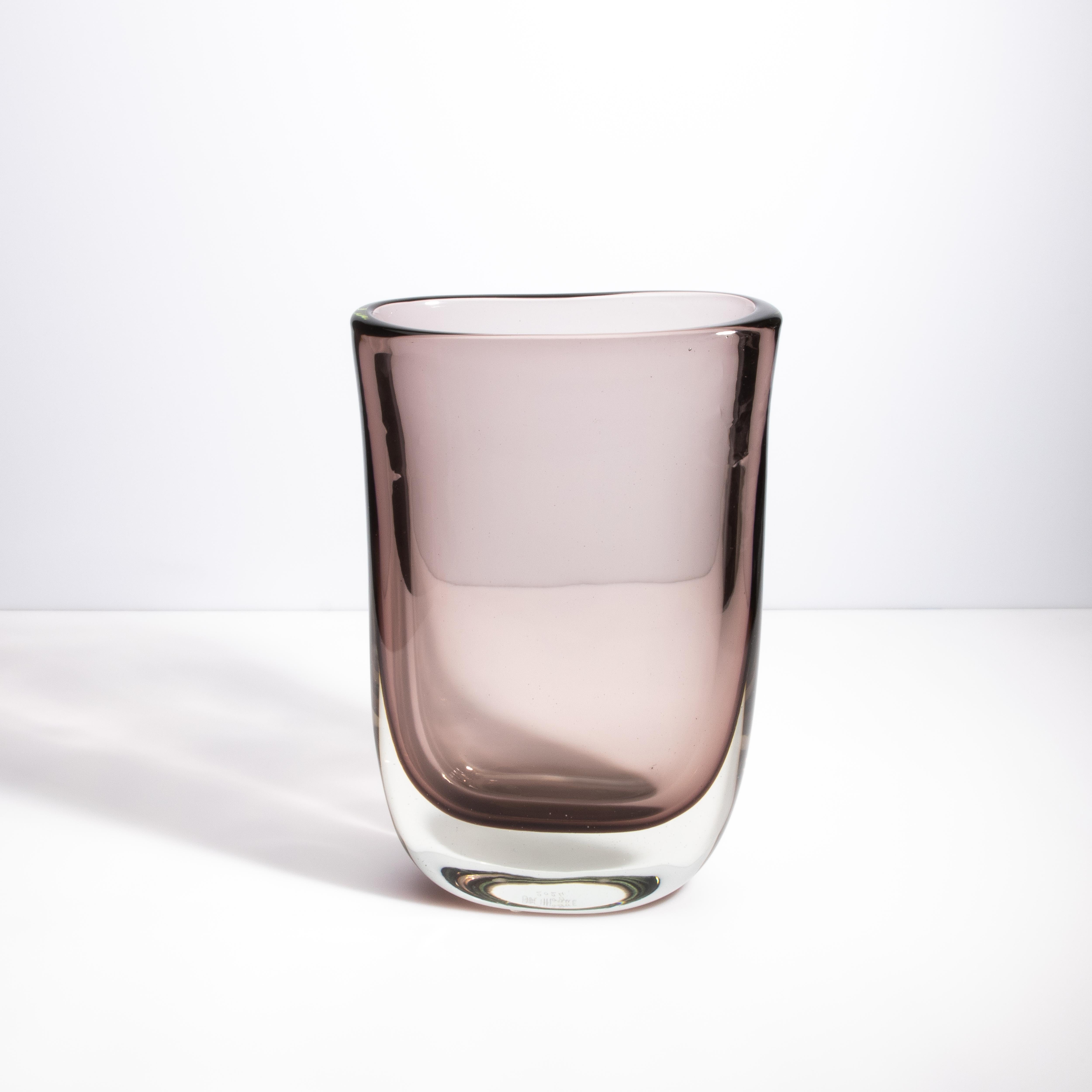 Questo squisito vaso alto in vetro di Murano soffiato a mano è un mix perfetto di artigianato tradizionale ed eleganza contemporanea. Caratterizzato da un'accattivante tonalità fumé, questo vaso dona un senso di raffinatezza e un fascino sottile a